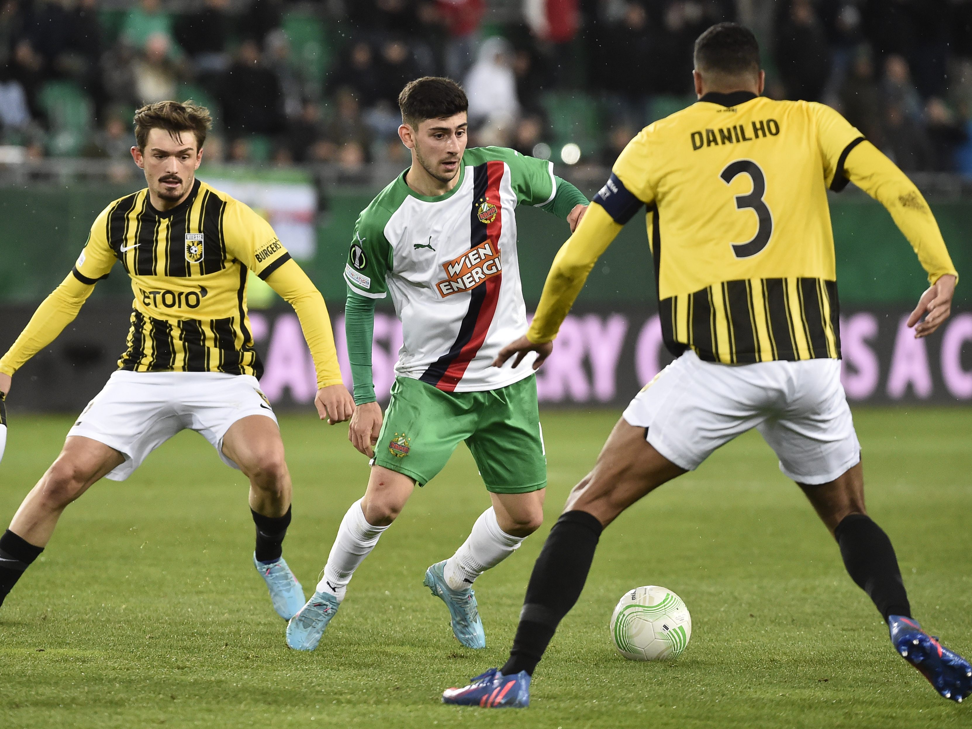 Yusuf Demir stand gegen Vitesse in der Rapid-Startelf. Yusuf Demir stand gegen Vitesse in der Rapid-Startelf.