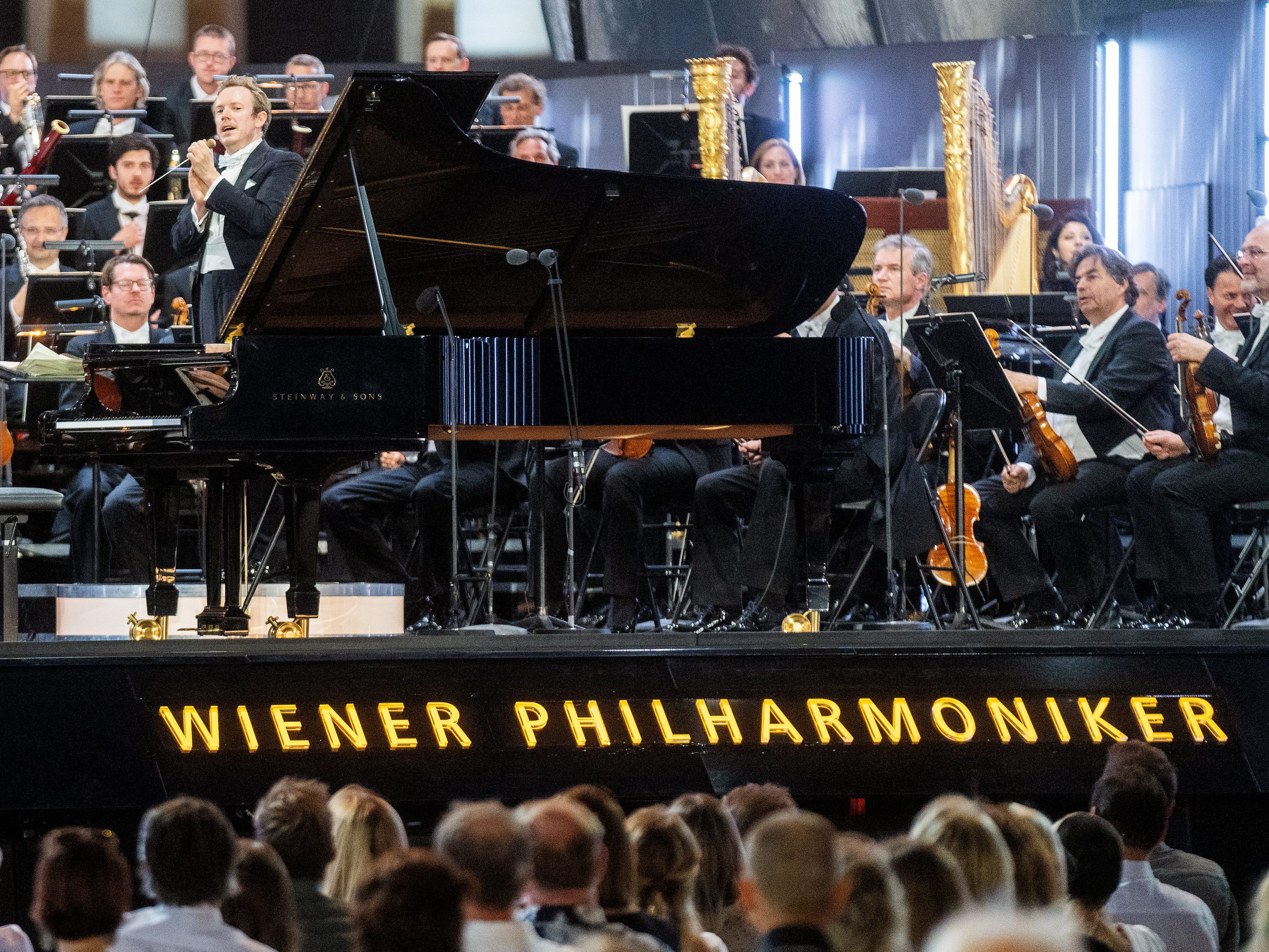 Die Wiener Philharmoniker hatten schon mehrere berühmte Dirigenten zu Gast. Die Wiener Philharmoniker hatten schon mehrere berühmte Dirigenten zu Gast.