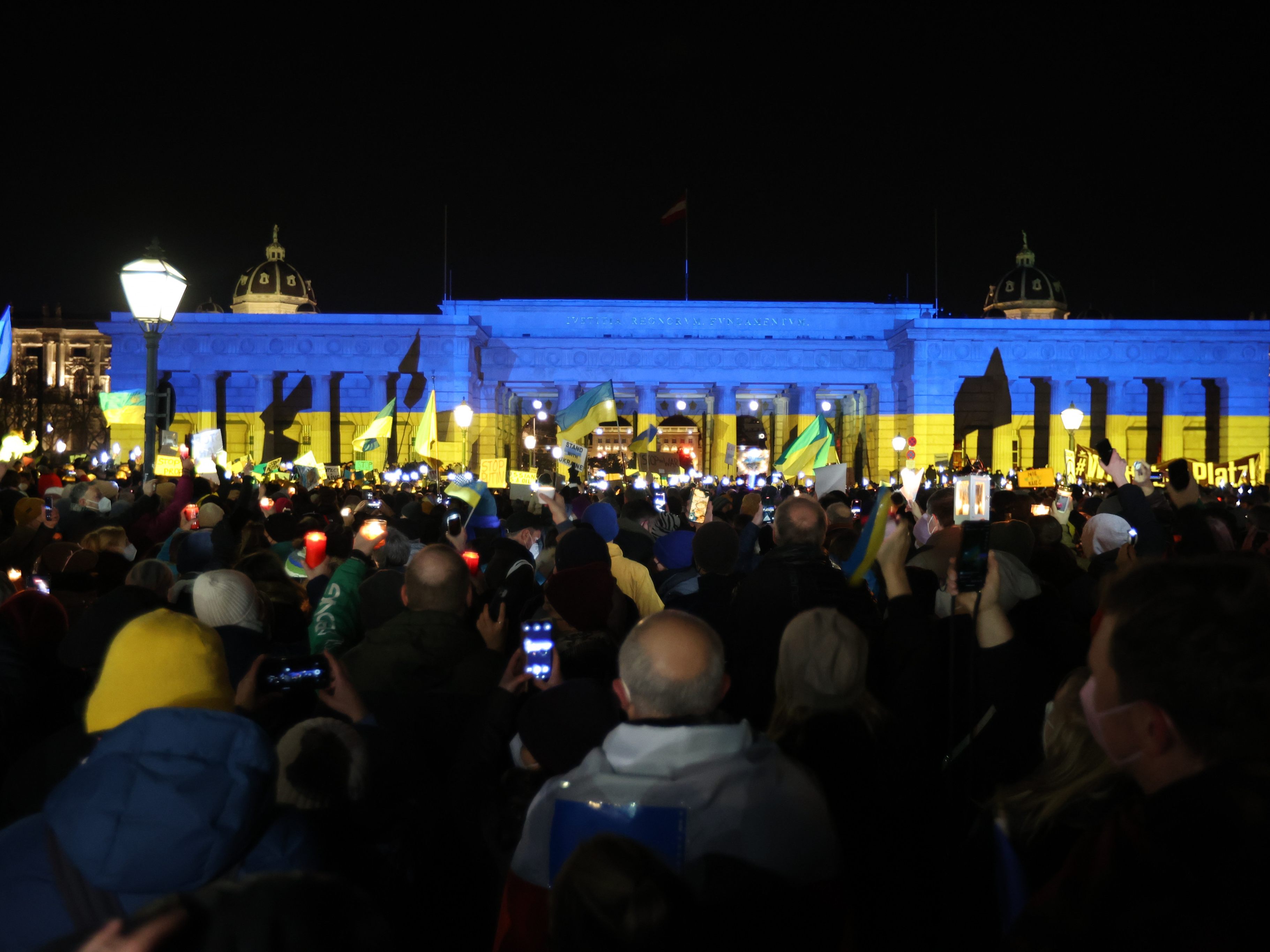 Ukraine-Krieg: Leises und lauteres Gedenken bei Lichtermeer am Wiener Heldenplatz. Ukraine-Krieg: Leises und lauteres Gedenken bei Lichtermeer am Wiener Heldenplatz.