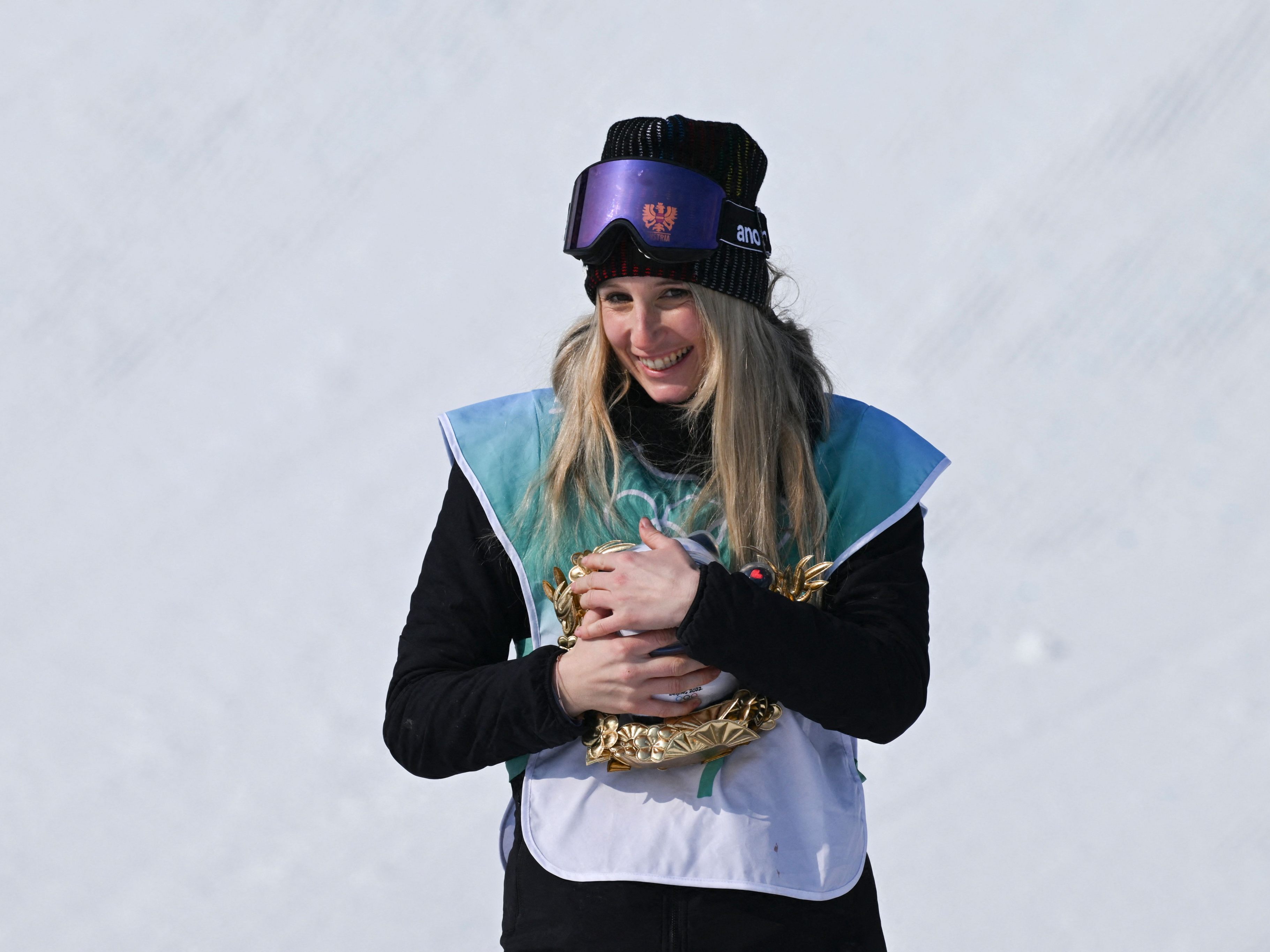 Anna Gasser ist nun Doppel-Olympiasiegerin. Anna Gasser ist nun Doppel-Olympiasiegerin.