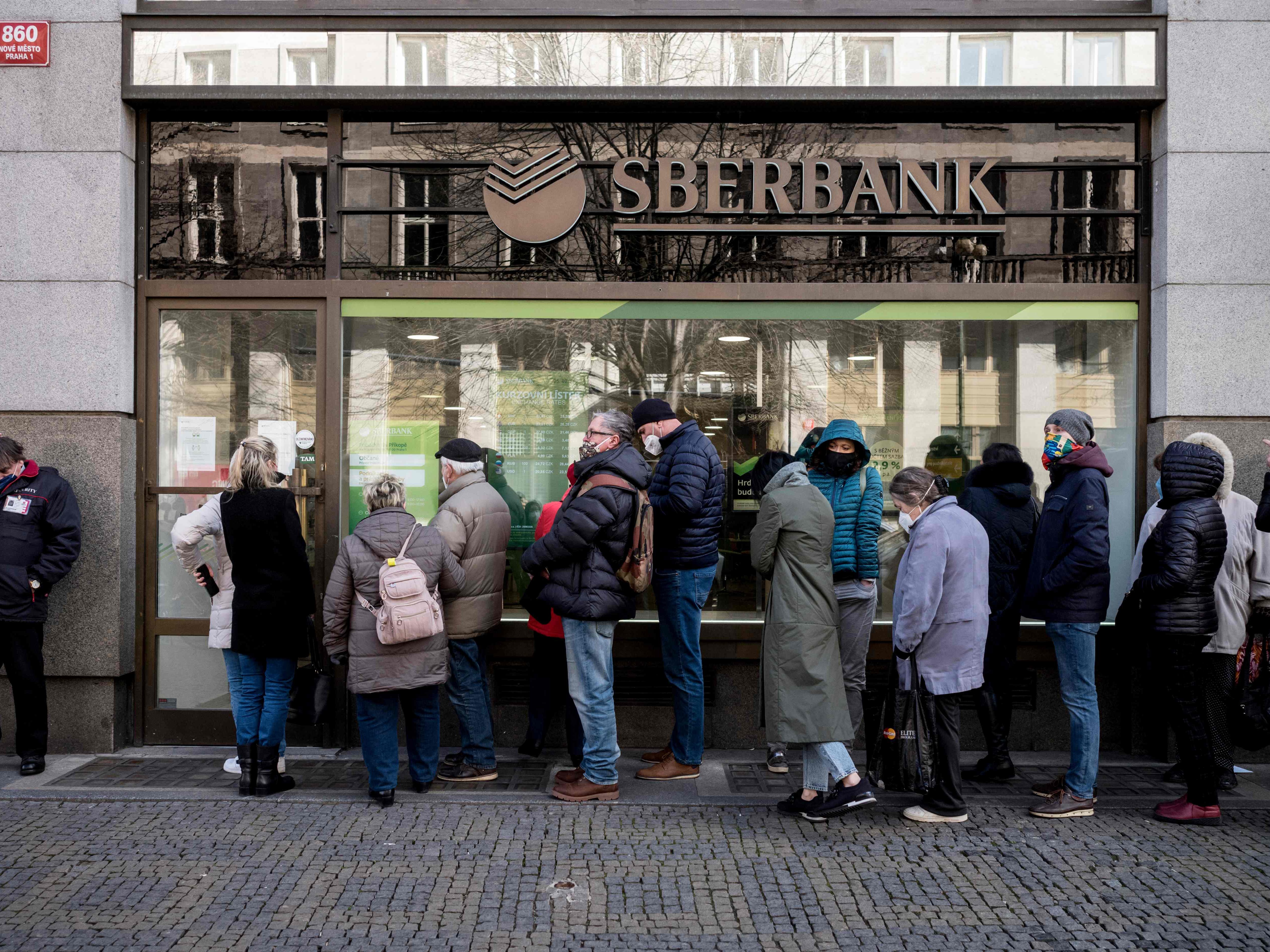 Einleger dürfen zur Sicherung des nötigsten täglichen Bedarfs maximal 100 Euro pro Tag abheben. Einleger dürfen zur Sicherung des nötigsten täglichen Bedarfs maximal 100 Euro pro Tag abheben.
