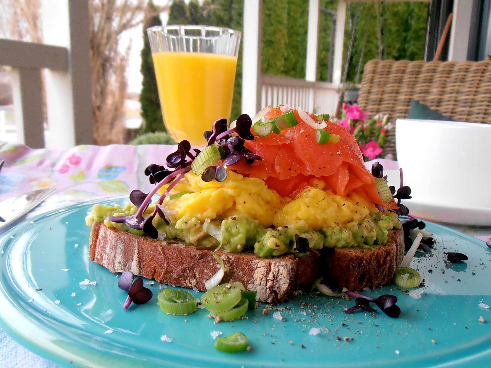 Rührei mit Lachs und Avocado auf Toast - VOL.AT