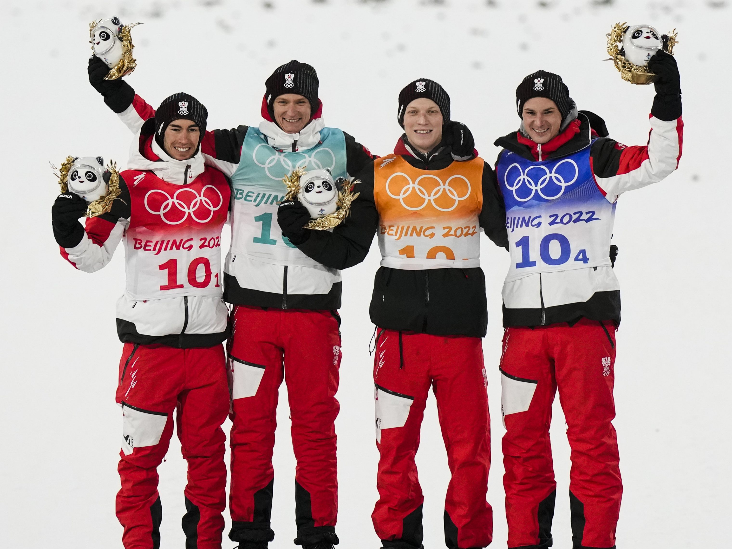 Österreichs Skisprung-Quartett hat im abschließenden Springerbewerb als Team von der Großschanze Olympia-Gold geholt.
