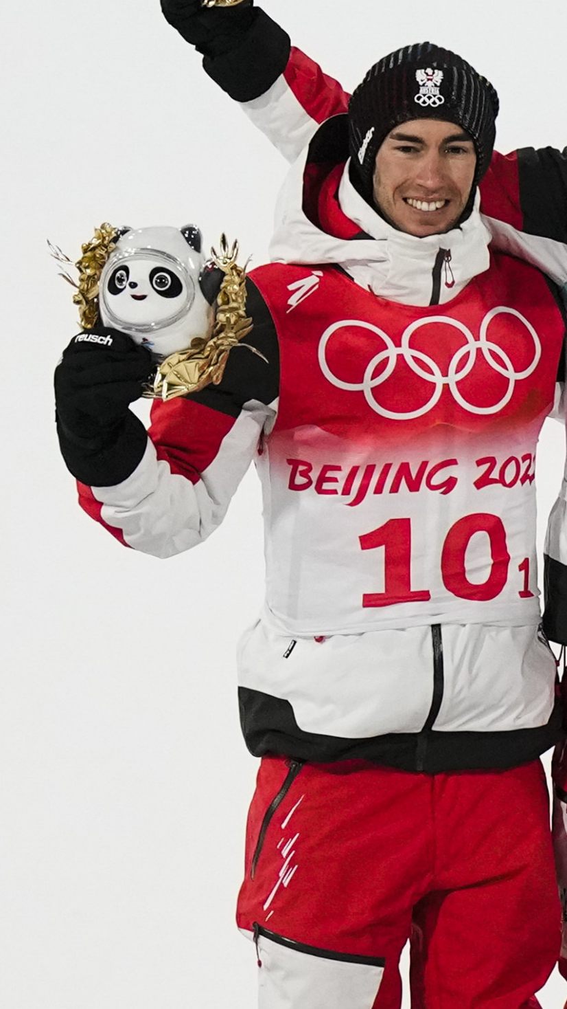 Österreichs Skisprung-Quartett hat im abschließenden Springerbewerb als Team von der Großschanze Olympia-Gold geholt.