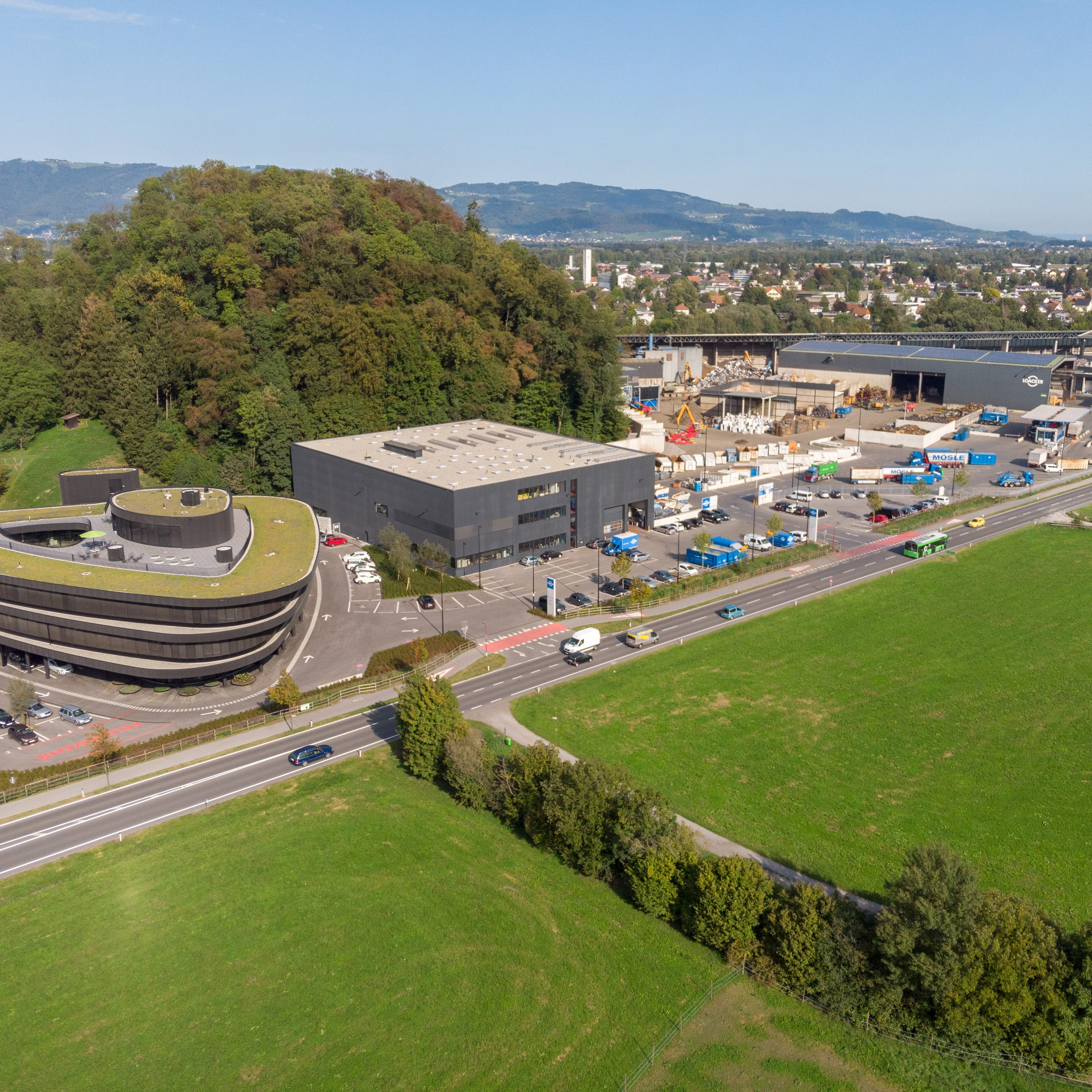 Mit erstmals mehr als einer Milliarde Umsatz 2021 reiht sich Loacker Recycling unter den größten Unternehmen in Vorarlberg ganz vorne mit ein.