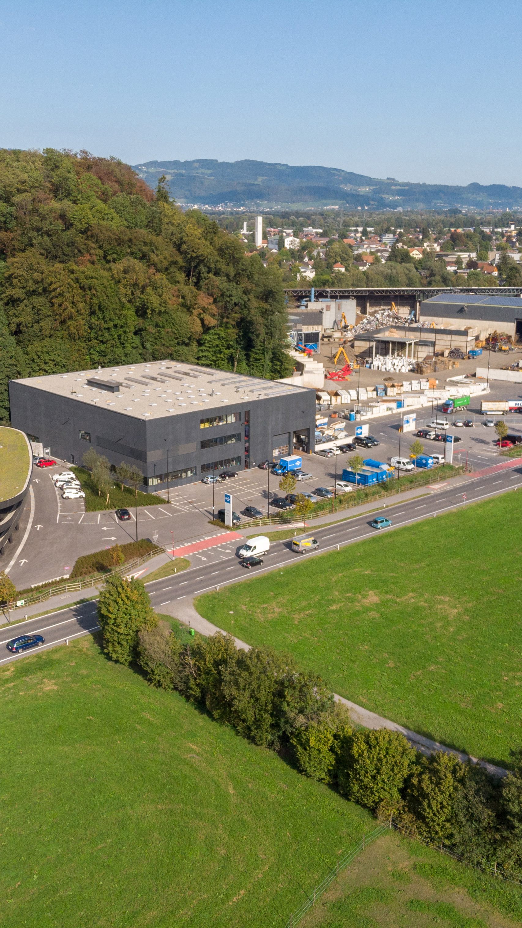 Mit erstmals mehr als einer Milliarde Umsatz 2021 reiht sich Loacker Recycling unter den größten Unternehmen in Vorarlberg ganz vorne mit ein.