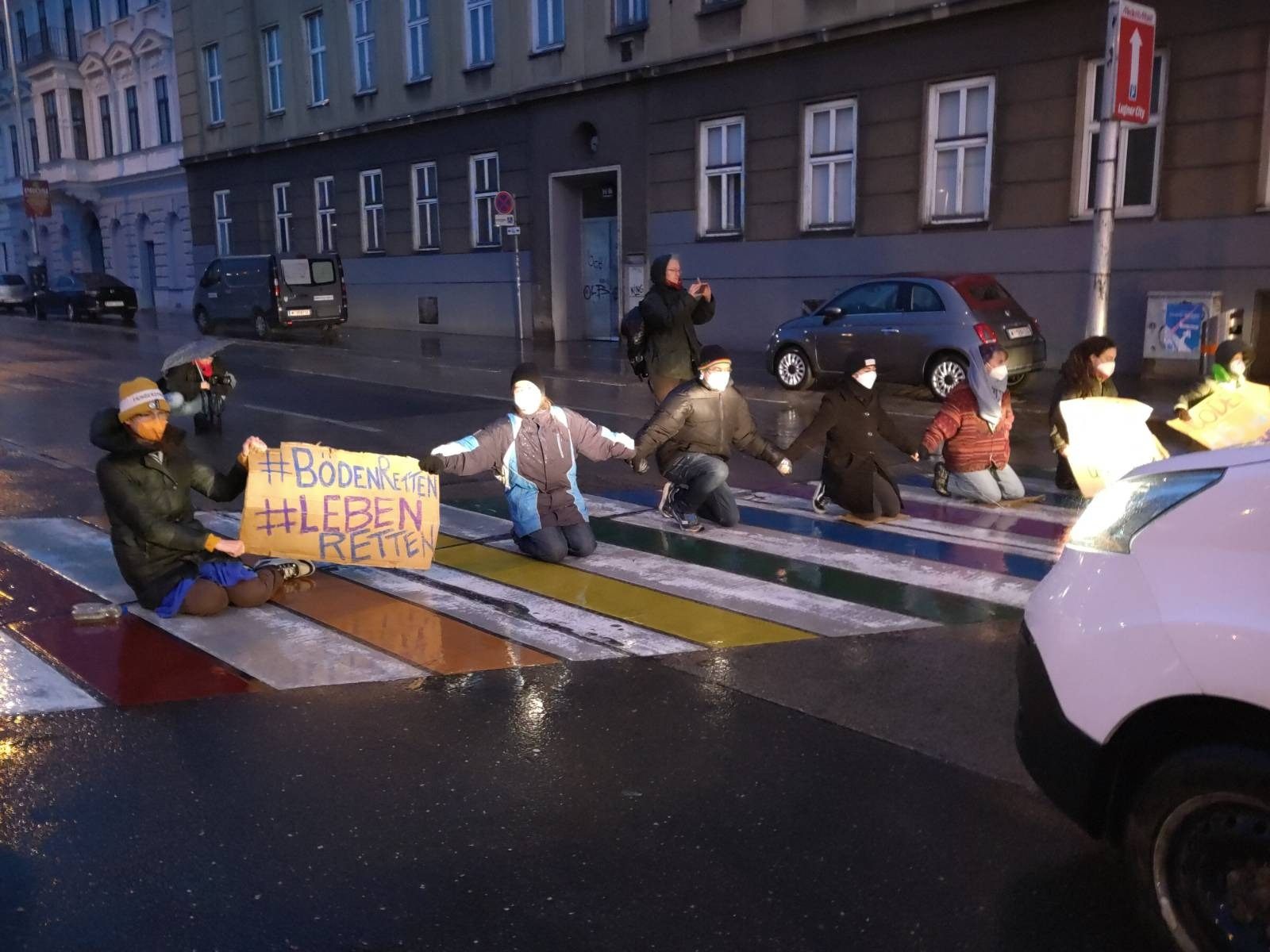 Aktivisten sorgten Montagfrüh mit einer Blockade am Wiener Gürtel für Verzögerungen. Aktivisten sorgten Montagfrüh mit einer Blockade am Wiener Gürtel für Verzögerungen.