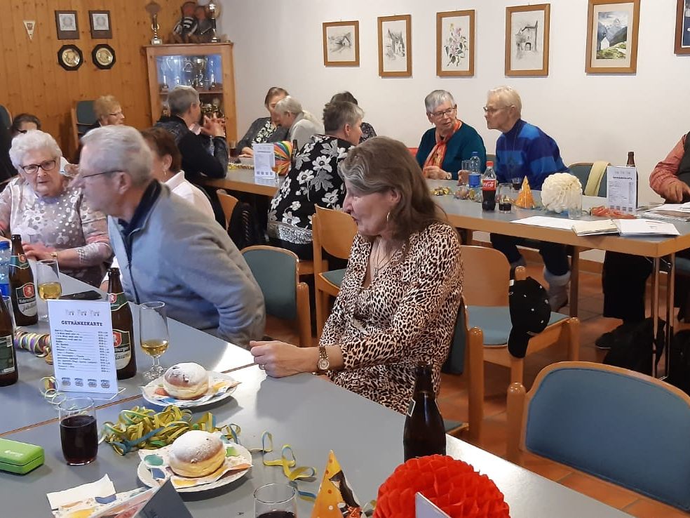 Einen lustigen Faschingsnachmittag verbrachten die Bürser Pensionisten.