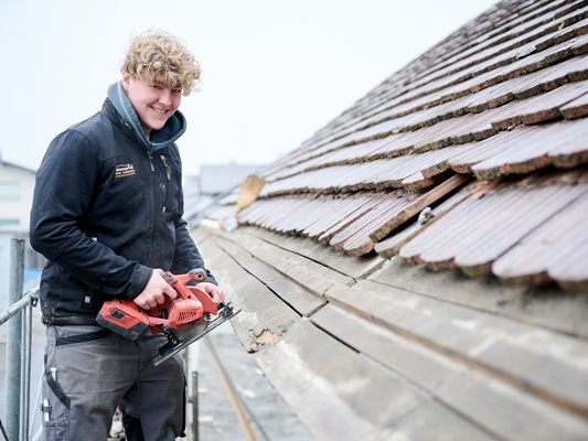 Firma Markus Hämmerle: Angelo macht bei der Firma Markus Hämmerle die Lehre zum Dachdecker. Firma Markus Hämmerle: Angelo macht bei der Firma Markus Hämmerle die Lehre zum Dachdecker.