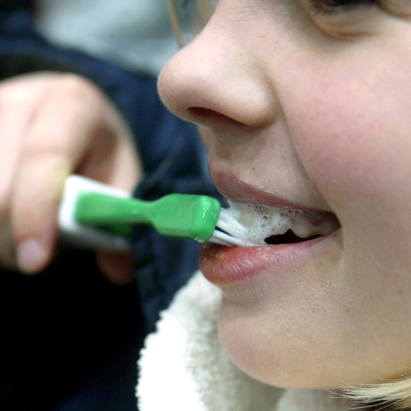Was neben täglichem Zähneputzen noch gegen Mundgeruch hilft.