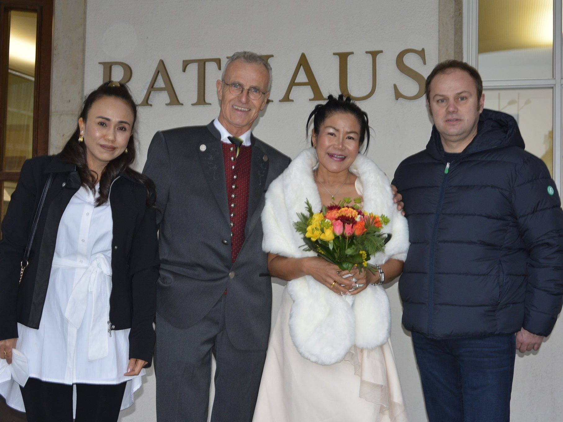 Das Brautpaar mit den Trauzeugen bei der standesamtlichen Hochzeit in Dornbirn. Das Brautpaar mit den Trauzeugen bei der standesamtlichen Hochzeit in Dornbirn.