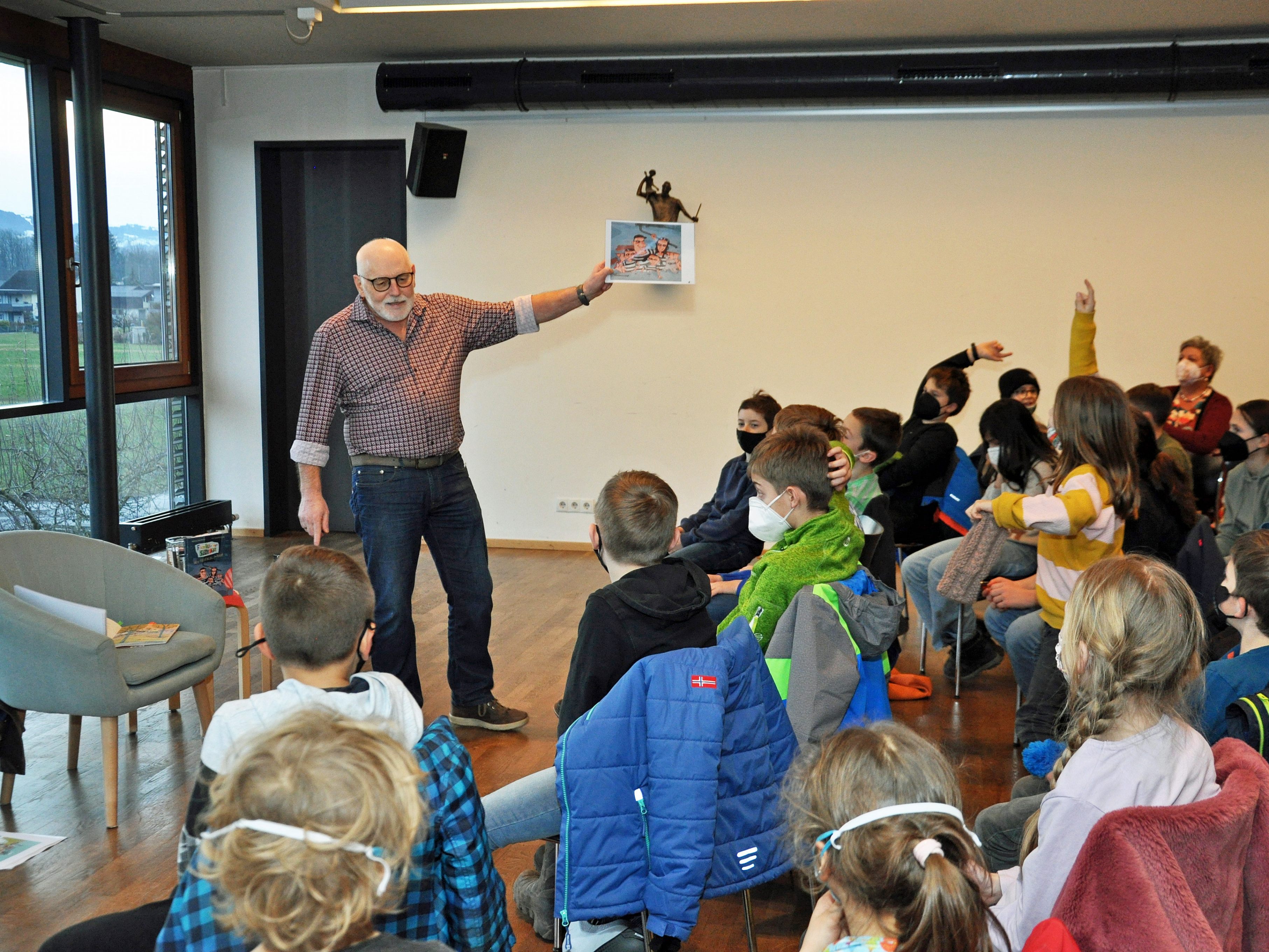 Einmal im Monat gestaltet der ehemalige Volksschuldirektor in der Bücherei Rohrbach eine literarische Stunde für Kinder ab acht Jahren.