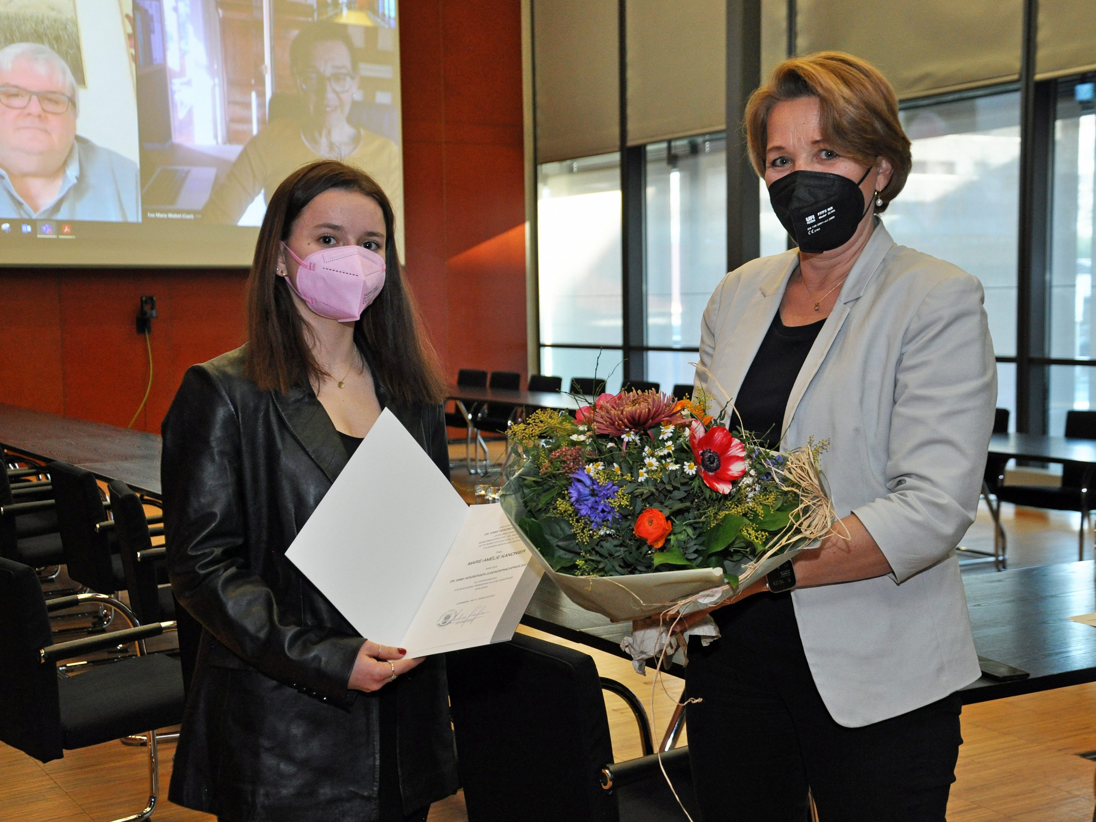 Stolz nahm Marie-Amélie Kanonier den renommierten Dr. Emmi Herzberger Sprachpreis entgegen.