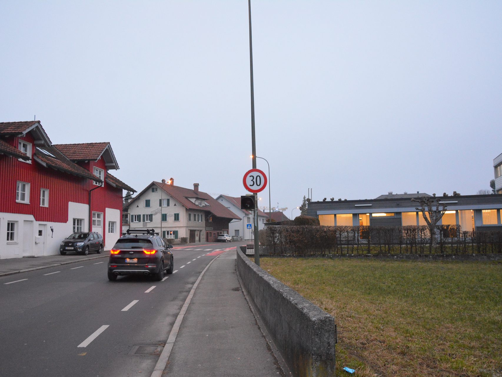 Zwischen der Mittelschule Rheindorf und der Volksschule Rotkreuz sorgt die 30er-Beschränkung für einen sichereren Schulweg. Zwischen der Mittelschule Rheindorf und der Volksschule Rotkreuz sorgt die 30er-Beschränkung für einen sichereren Schulweg.