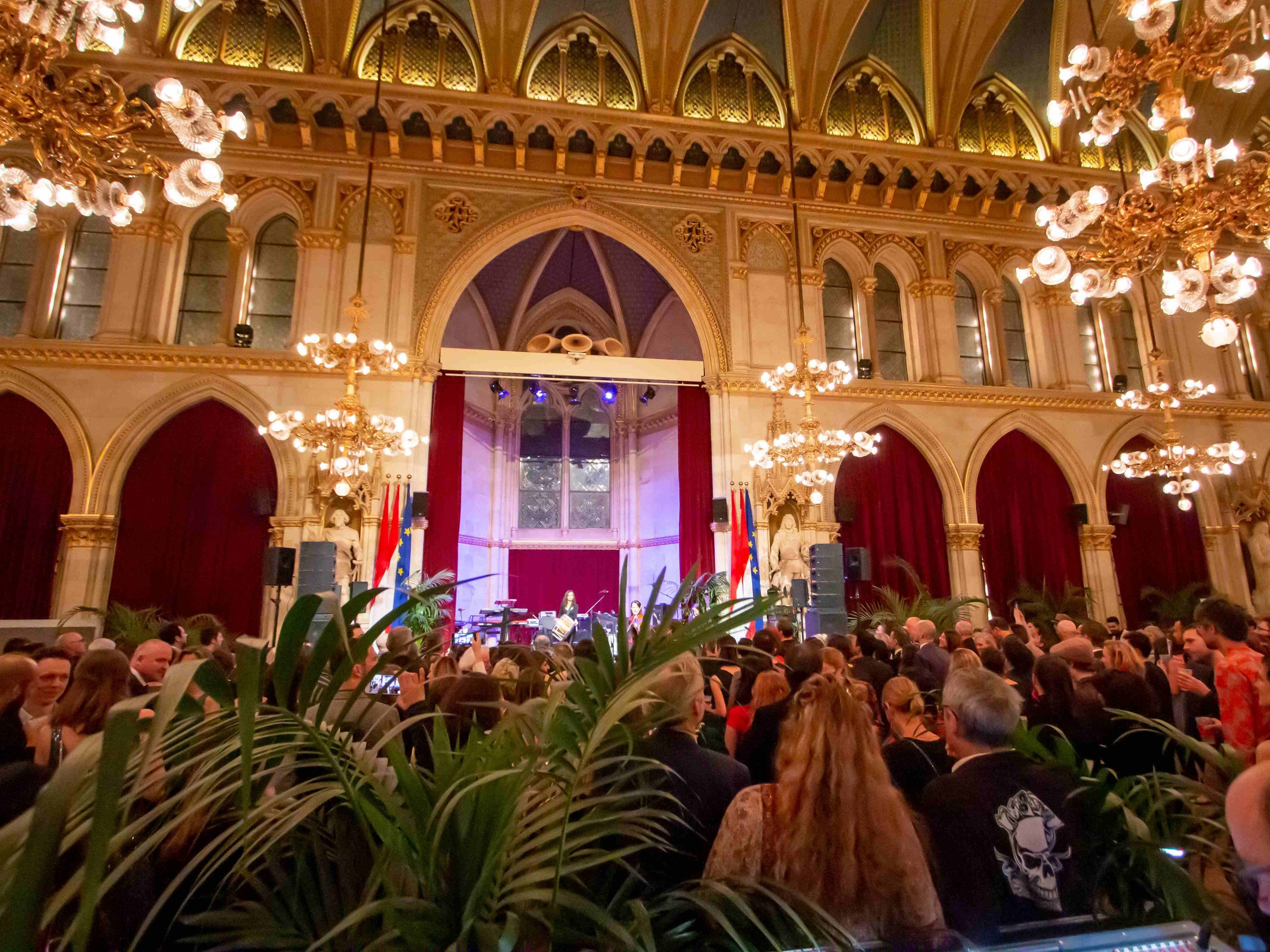 Der Flüchtlingsball 2022 wird live im Wiener Rathaus sattfinden.