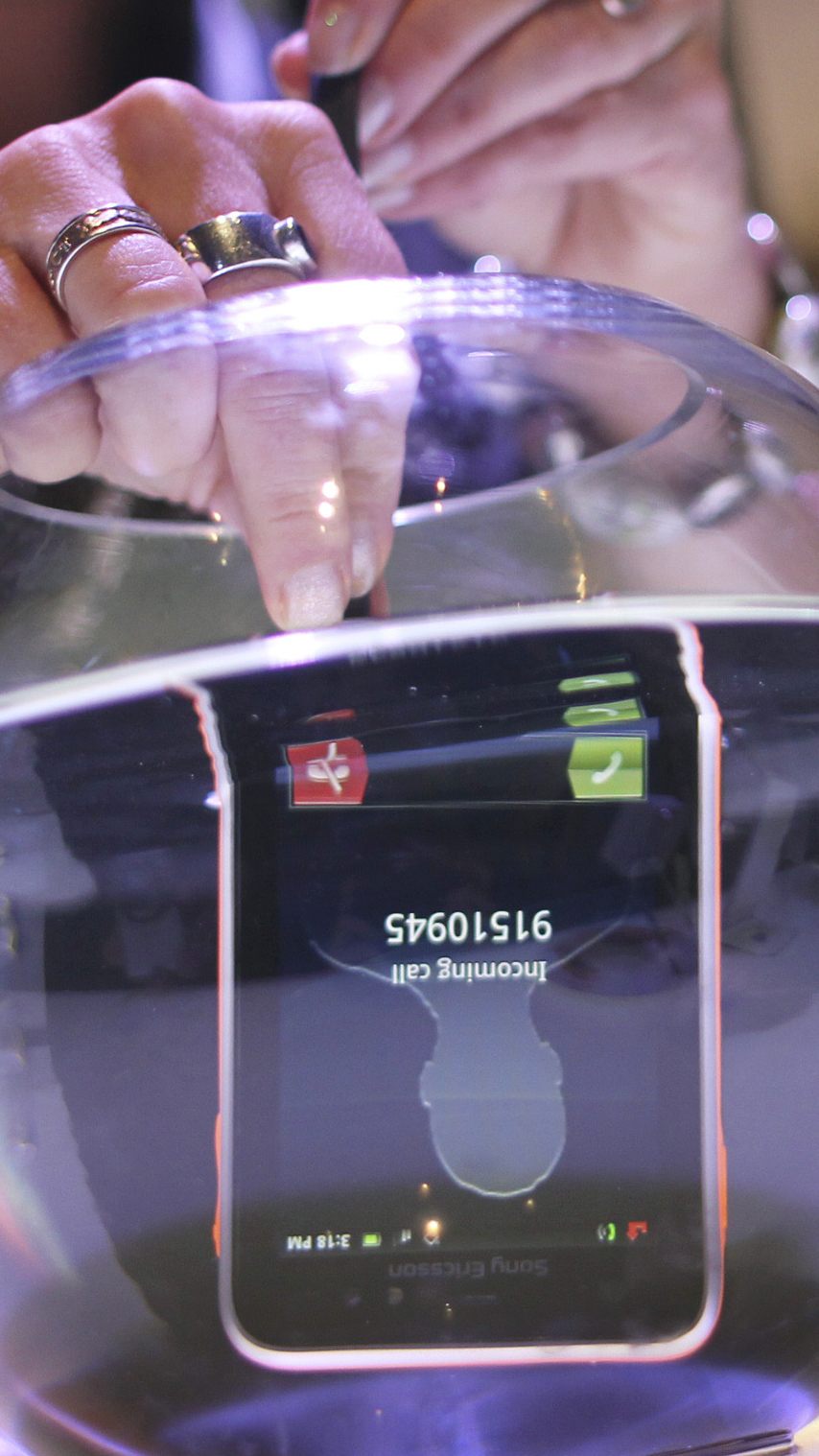 Wasser und Smartphones vertragen sich nicht - Im Notfall kann die richtige "Erste Hilfe" dem Telefon das elektronische Leben retten.