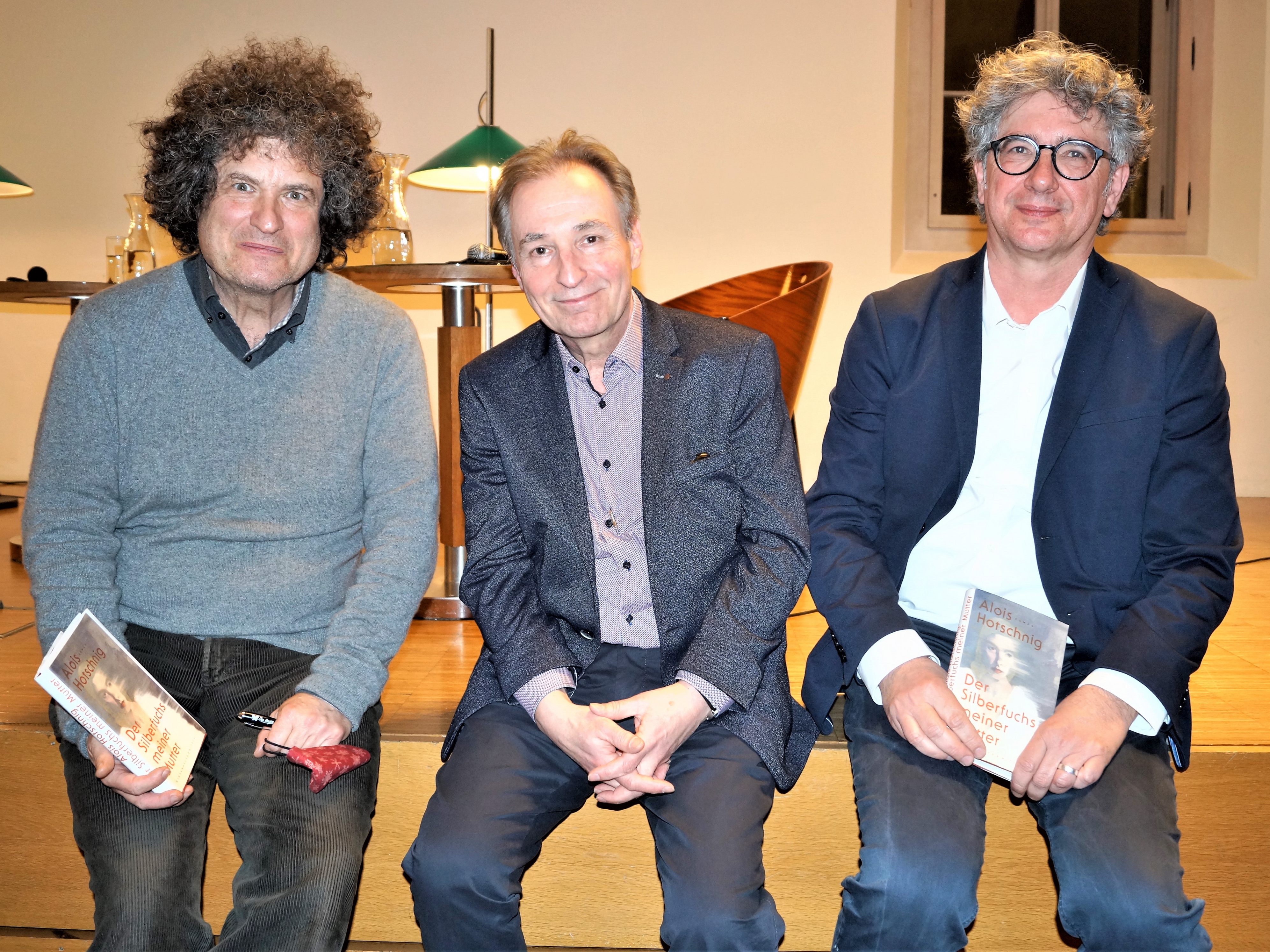Hanno Loewy und Jürgen Thaler moderierten den Abend, Mitte Alois Hotschnig