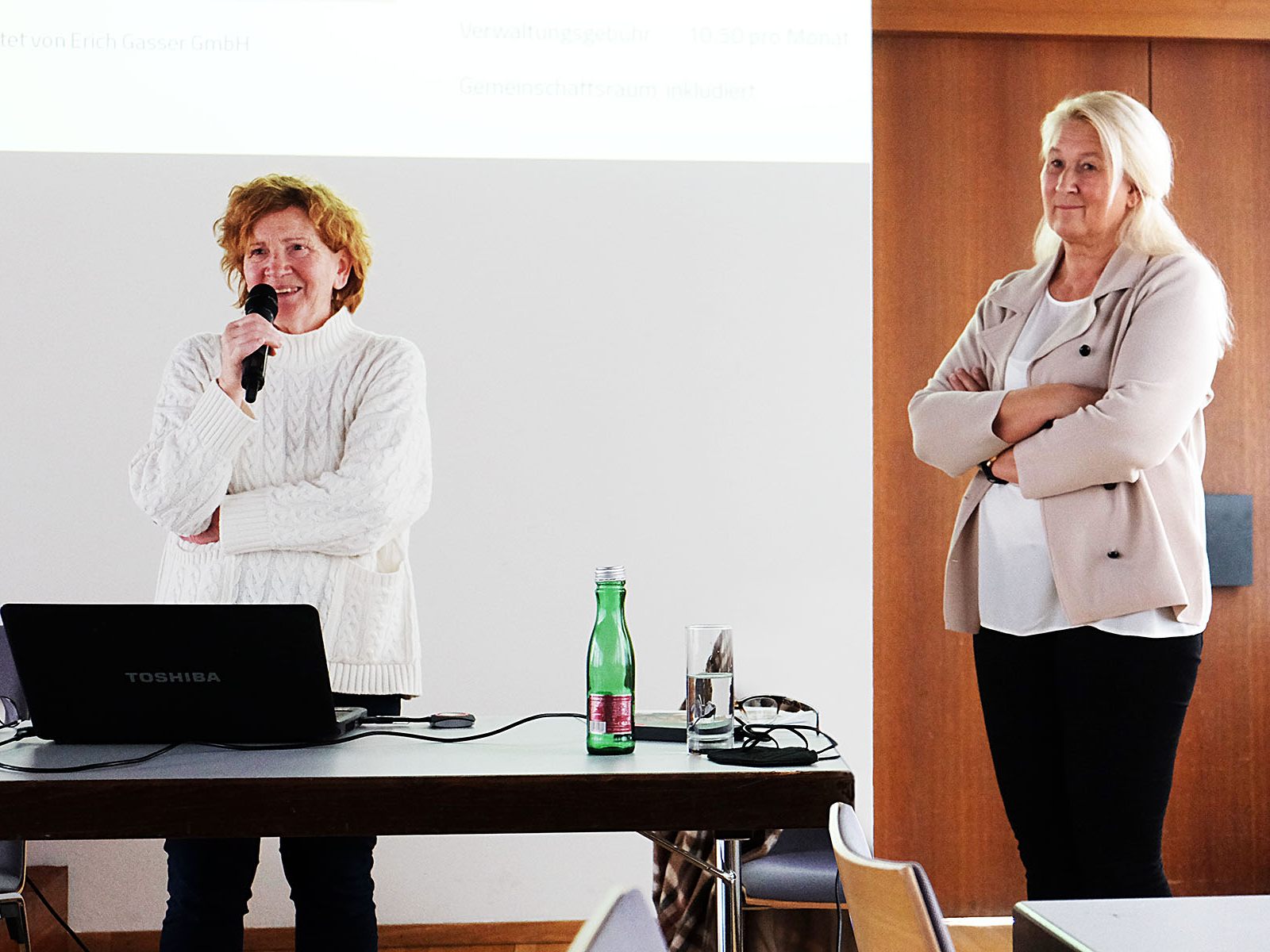 Stadträtin Hinterauer und Frau Hütter informierten über Wohnmöglichkeiten im Alter