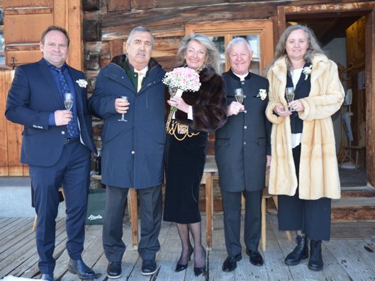 Das frisch vermählte Paar Sonja und Richard mit den Trauzeugen. Das frisch vermählte Paar Sonja und Richard mit den Trauzeugen.