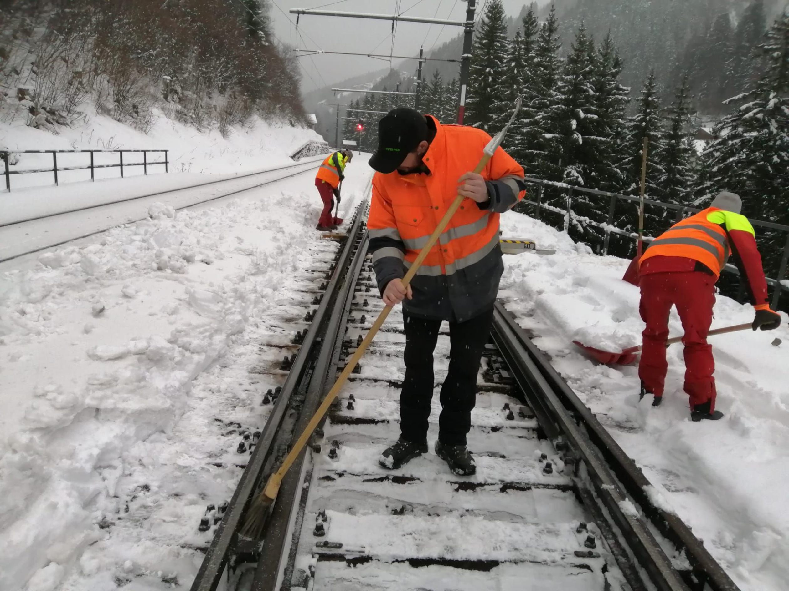 Die Schneemengen der vergangenen Tage stellte auch die ÖBB vor große Herausforderungen. Die Schneemengen der vergangenen Tage stellte auch die ÖBB vor große Herausforderungen.