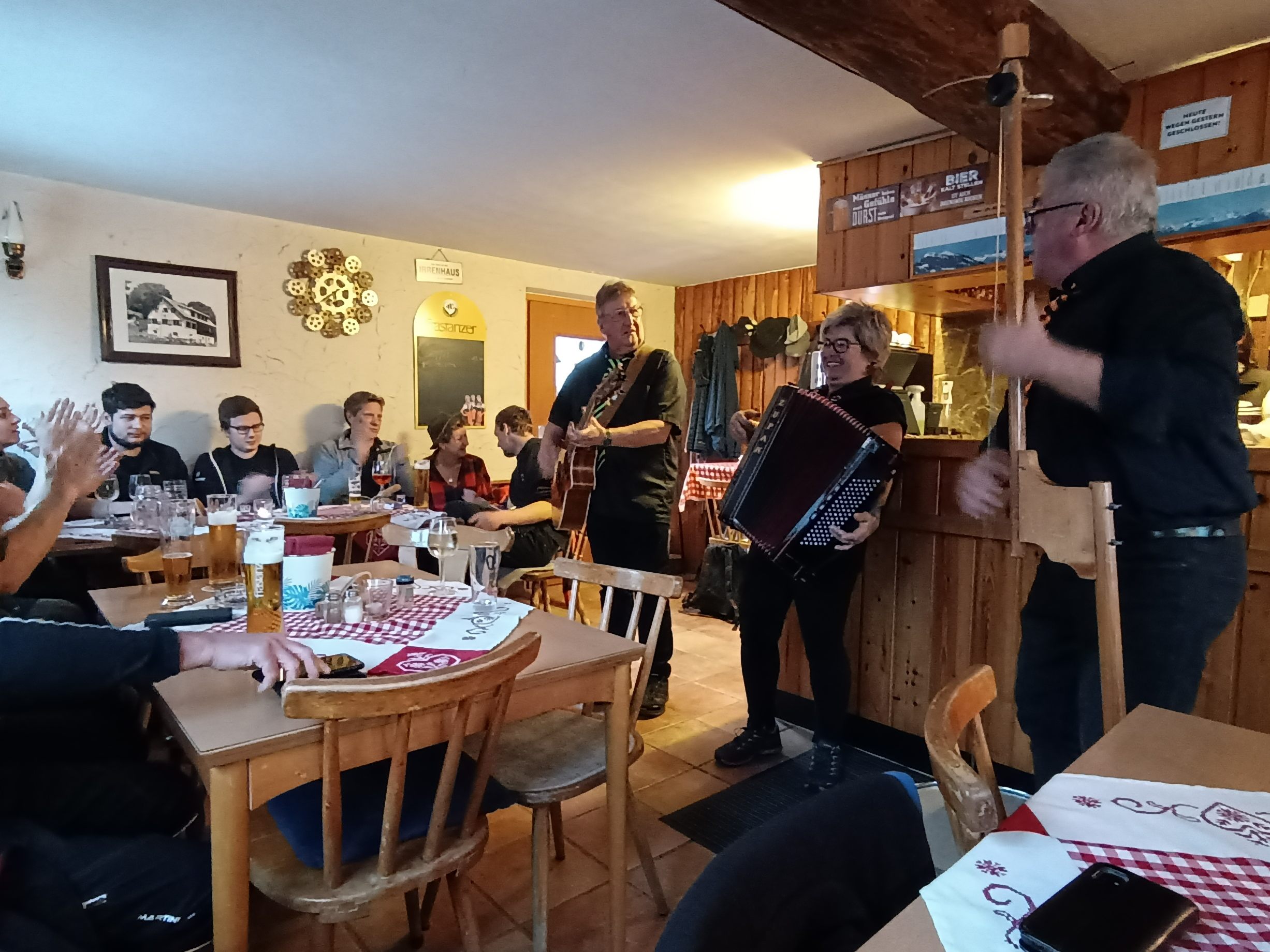 "blieb-a-biz" lud auf der Feldkircher Hütte zum Schunkeln ein. "blieb-a-biz" lud auf der Feldkircher Hütte zum Schunkeln ein.