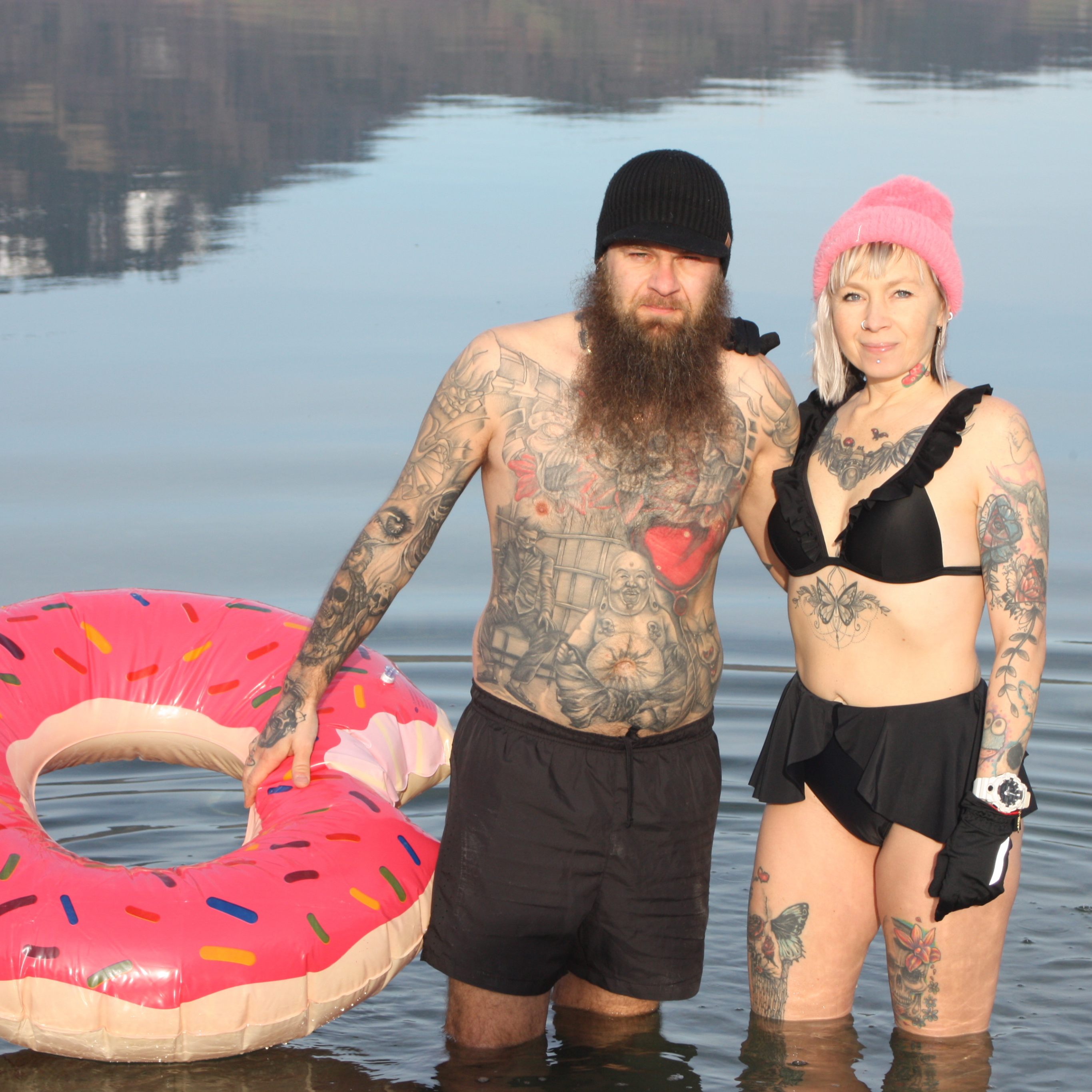 Katharina und Tomasz Najberg beim Eisbaden in Brederis Paspels.