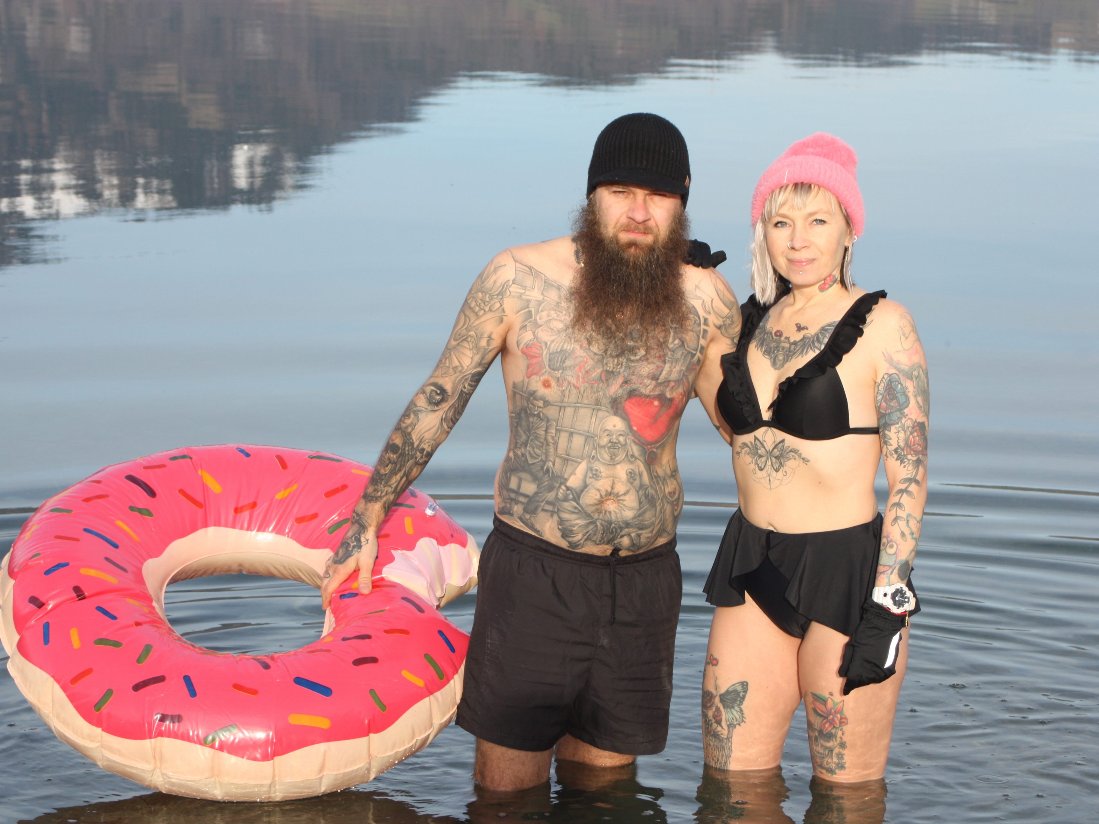 Katharina und Tomasz Najberg beim Eisbaden in Brederis Paspels.