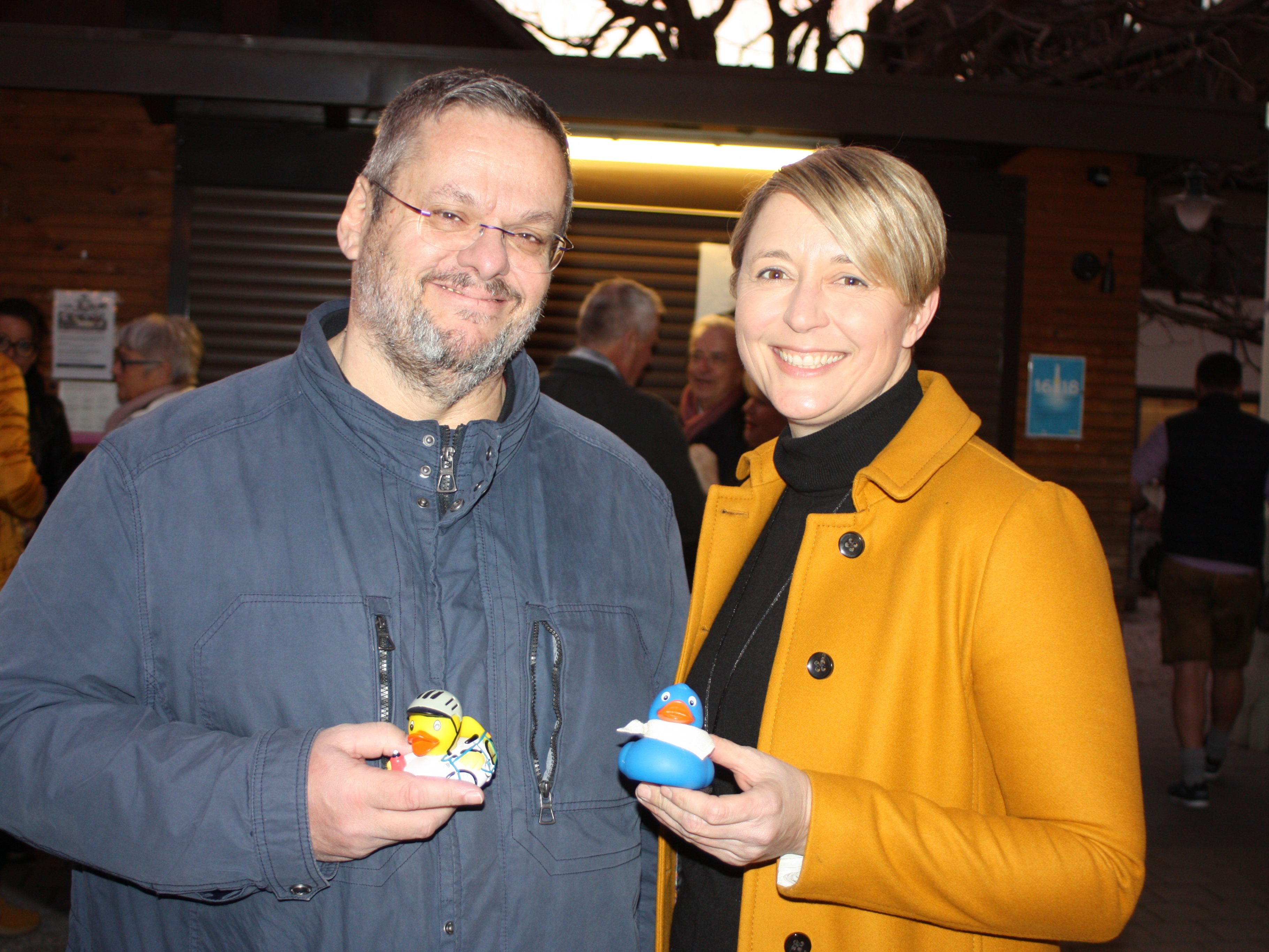 Andrea Kerbleder und Peter Berchtold waren bei der Scheckübergabe für das Netz für Kinder auch dabei.