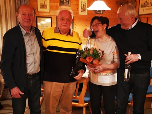 Willi Horatschek und Martin Salzmann verabschiedeten Erich und Helga Hofstädter (Mitte) mit kleinen Geschenken Willi Horatschek und Martin Salzmann verabschiedeten Erich und Helga Hofstädter (Mitte) mit kleinen Geschenken