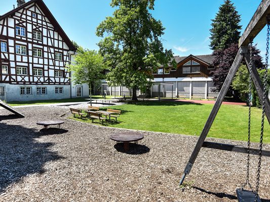 Der derzeitige Kindergarten befindet sich direkt neben dem Weinschlössle (Fachwerkbau).