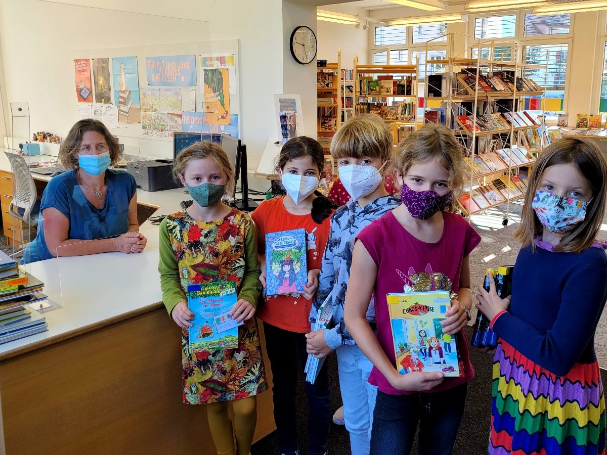 Die Lochauer Schuljugend kommt auch in „Corona-Zeiten“ gerne in ihre „Zentrale Schulbibliothek“ und freut sich speziell über die zahlreichen neuen Angebote. Die Lochauer Schuljugend kommt auch in „Corona-Zeiten“ gerne in ihre „Zentrale Schulbibliothek“ und freut sich speziell über die zahlreichen neuen Angebote.