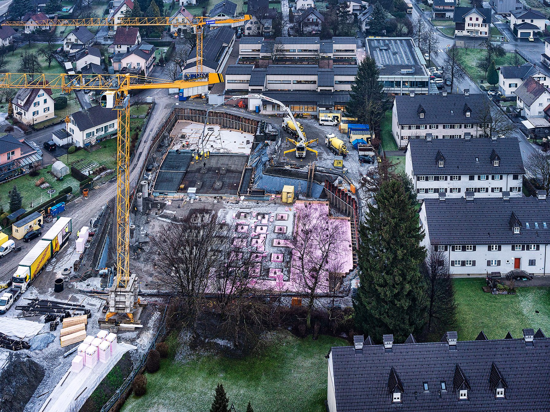 Die Arbeiten auf Lustenaus größter Baustelle für den Campus Rotkreuz schreiten voran: Derzeit wird die 2.500 m² große Bodenplatte für den Neubau errichtet.