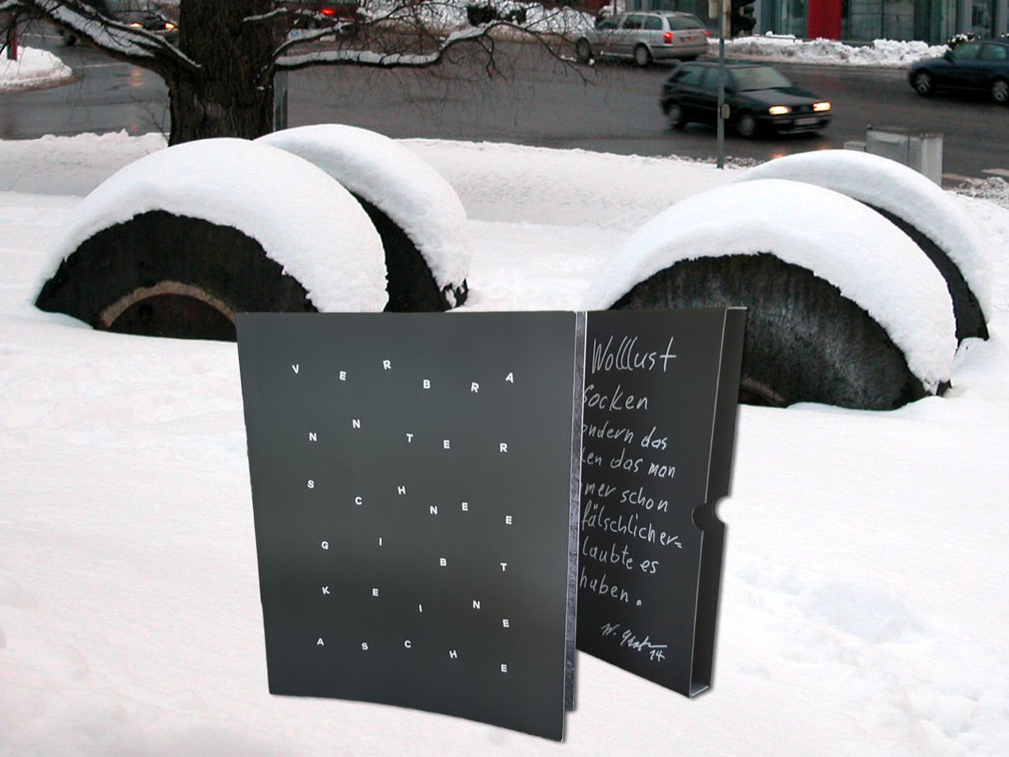 Die Küstlermongrapghie, platziert vor den Mühlsteinen von Wif bei der Mehrerauserbrücke. Die Küstlermongrapghie, platziert vor den Mühlsteinen von Wif bei der Mehrerauserbrücke.