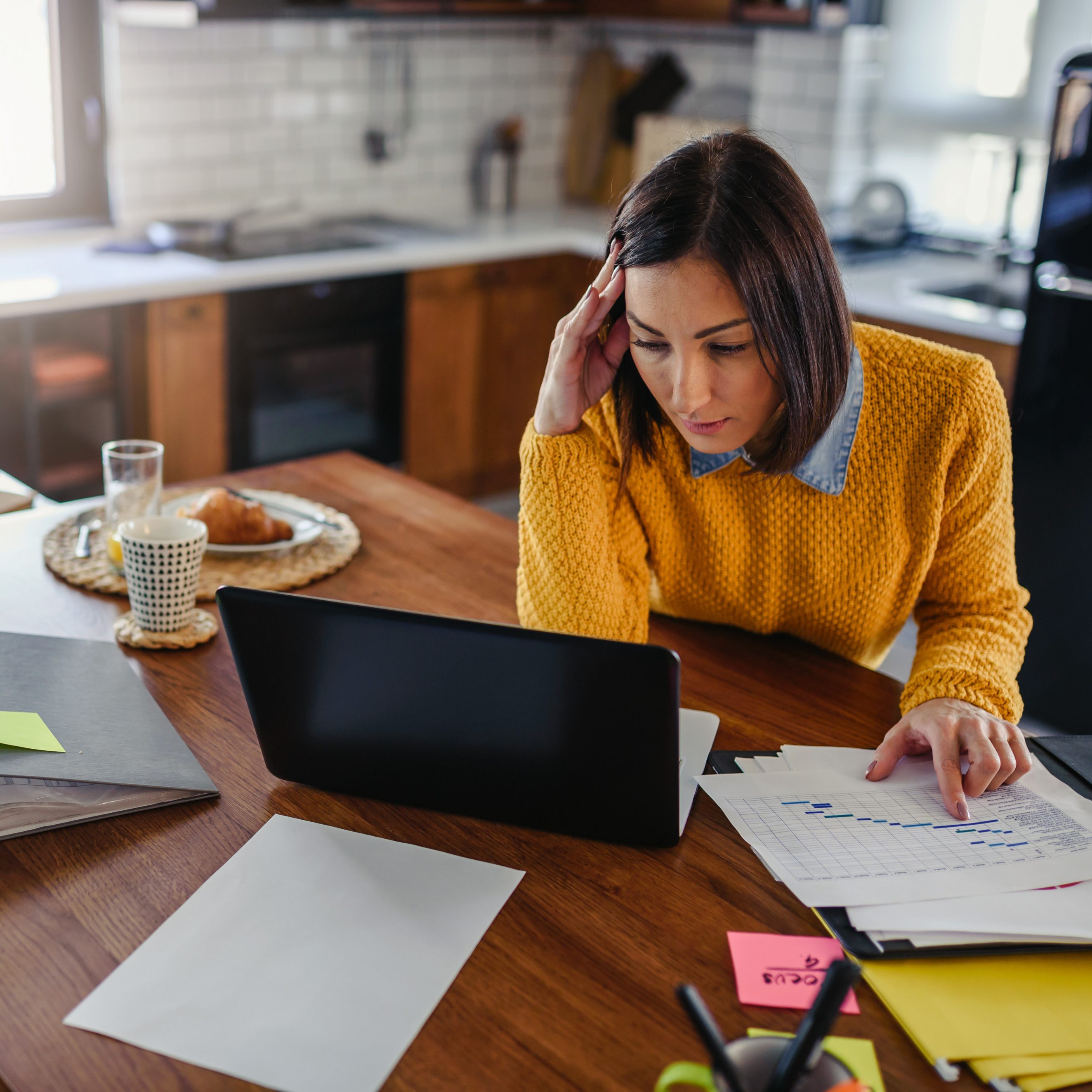 Orthopäden warnen vor sogenannten "Homeoffice-Hälsen".