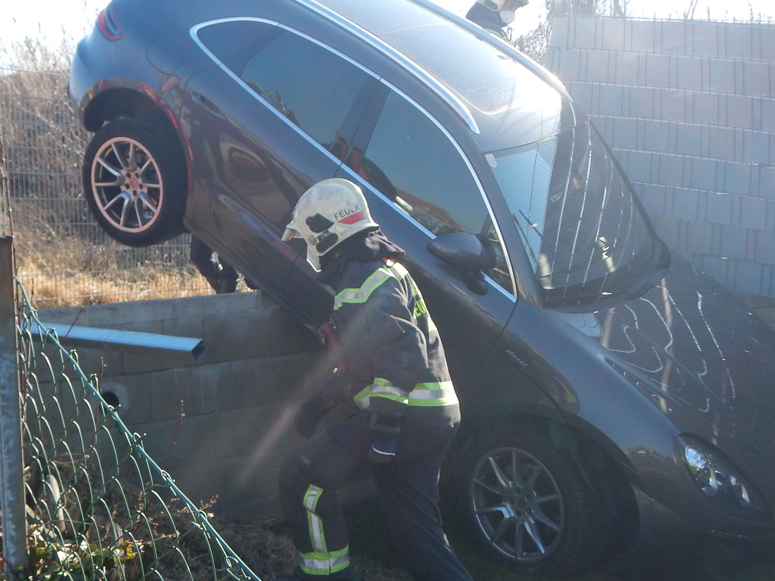 Der Unfallwagen stürzte mit der Front über eine Mauer und blieb dort hängen Der Unfallwagen stürzte mit der Front über eine Mauer und blieb dort hängen