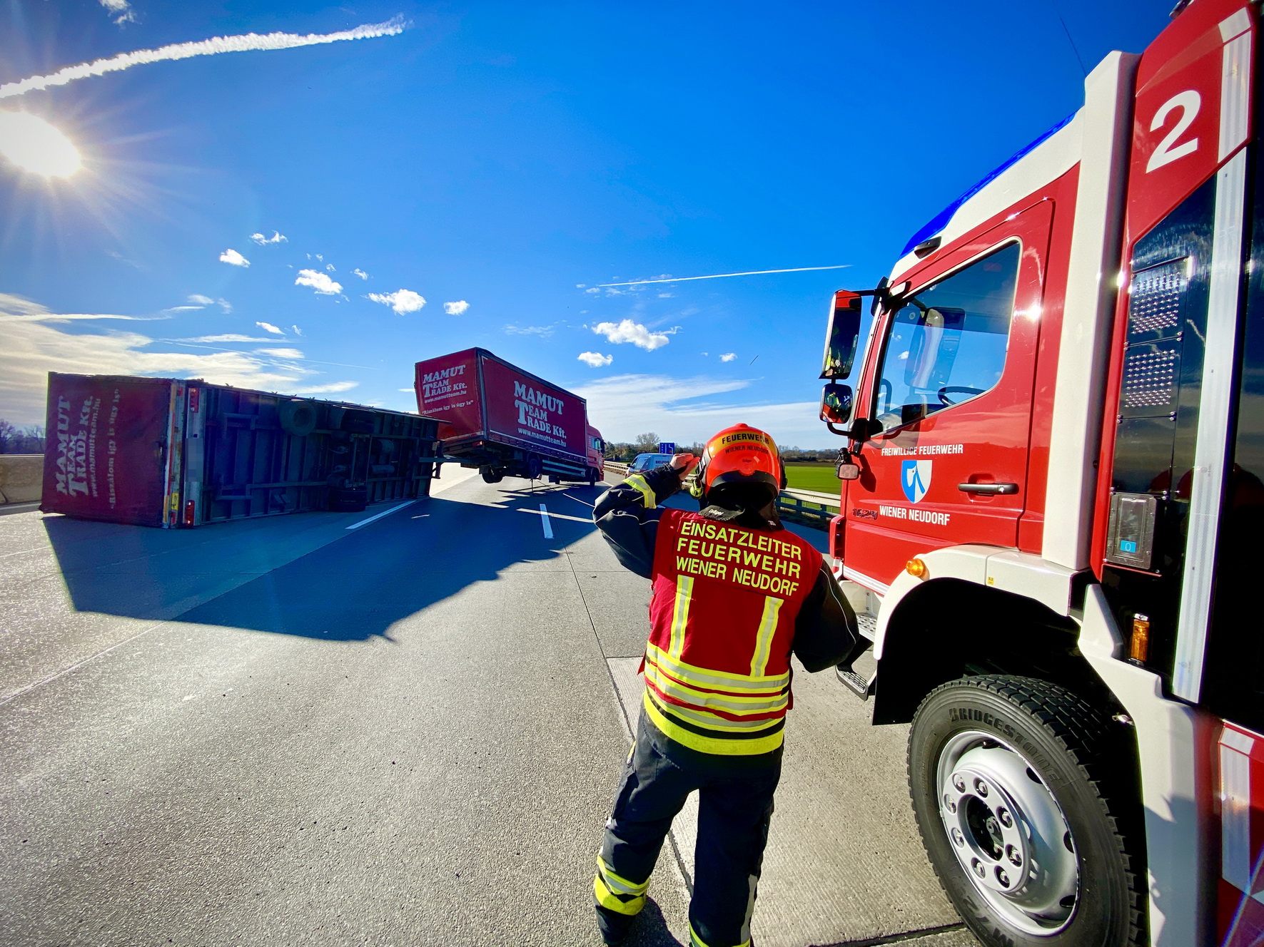 Sturm fordert die Feuerwehren in NÖ: Lkw auf A2 umgekippt. Sturm fordert die Feuerwehren in NÖ: Lkw auf A2 umgekippt.