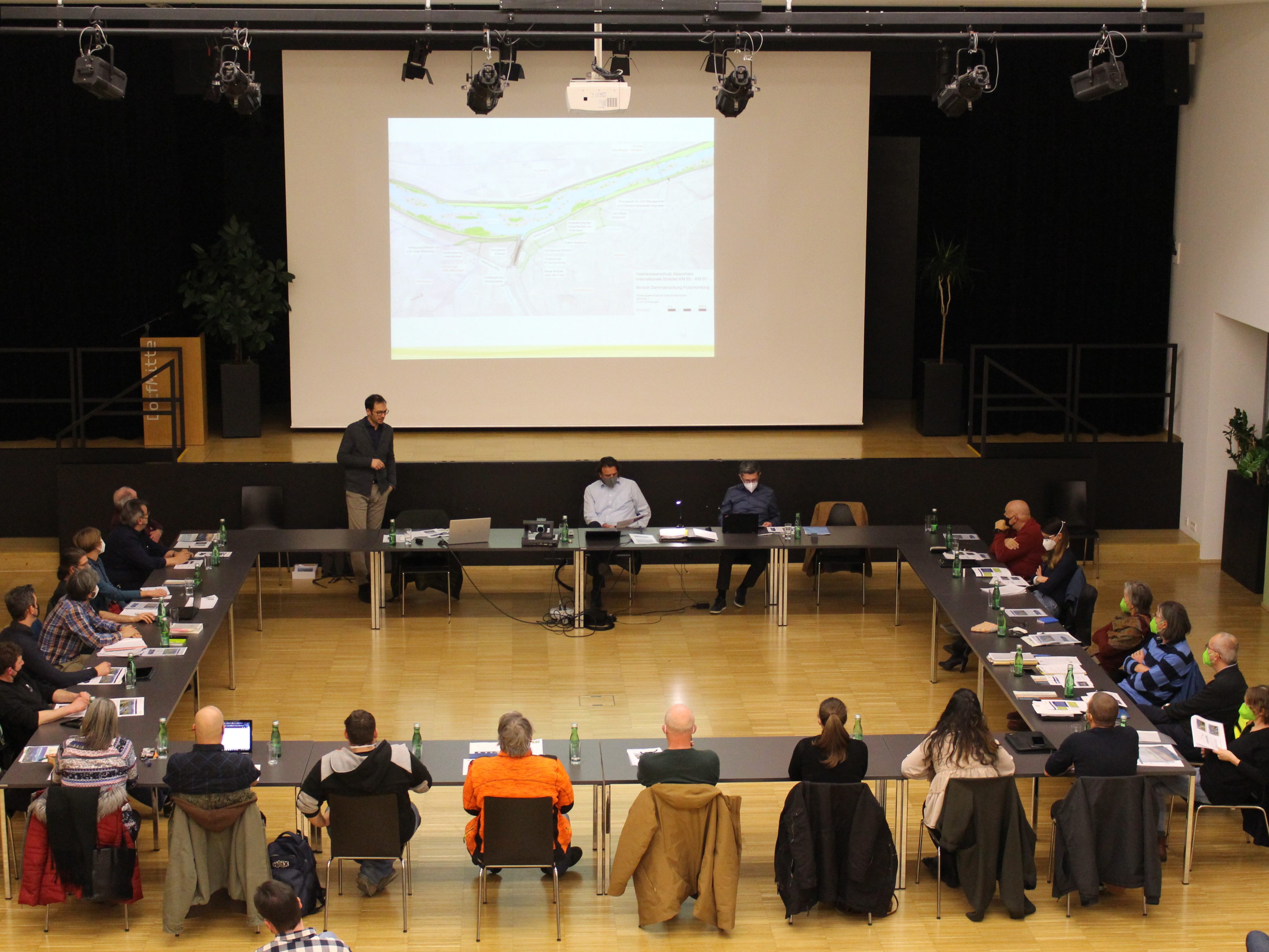 Rhesi-Projektleiter Dr. Markus Mähr bei der Präsentation des Planungsstands vor der Koblacher Gemeindevertretung