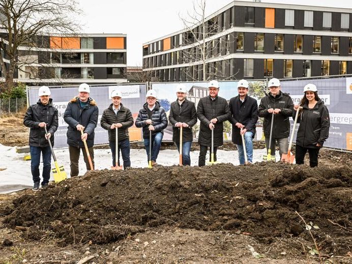 Spatenstich zur Erweiterung Garnmarkt Ost in Götzis (von links): Projektleiter Martin Schmid (Raum.punkt Immobilien), Bürgermeister Christian Loacker, Johannes Wilhelm (Wilhelm+Mayer Bau), Alexander Stroppa (Hilti & Jehle), Bernhard Böhler (Raum.punkt Immobilien), Hermann und Michael Metzler (ZM3), Gerhard Thomele und Isabel Biel (Hassler Architekten). Spatenstich zur Erweiterung Garnmarkt Ost in Götzis (von links): Projektleiter Martin Schmid (Raum.punkt Immobilien), Bürgermeister Christian Loacker, Johannes Wilhelm (Wilhelm+Mayer Bau), Alexander Stroppa (Hilti & Jehle), Bernhard Böhler (Raum.punkt Immobilien), Hermann und Michael Metzler (ZM3), Gerhard Thomele und Isabel Biel (Hassler Architekten).