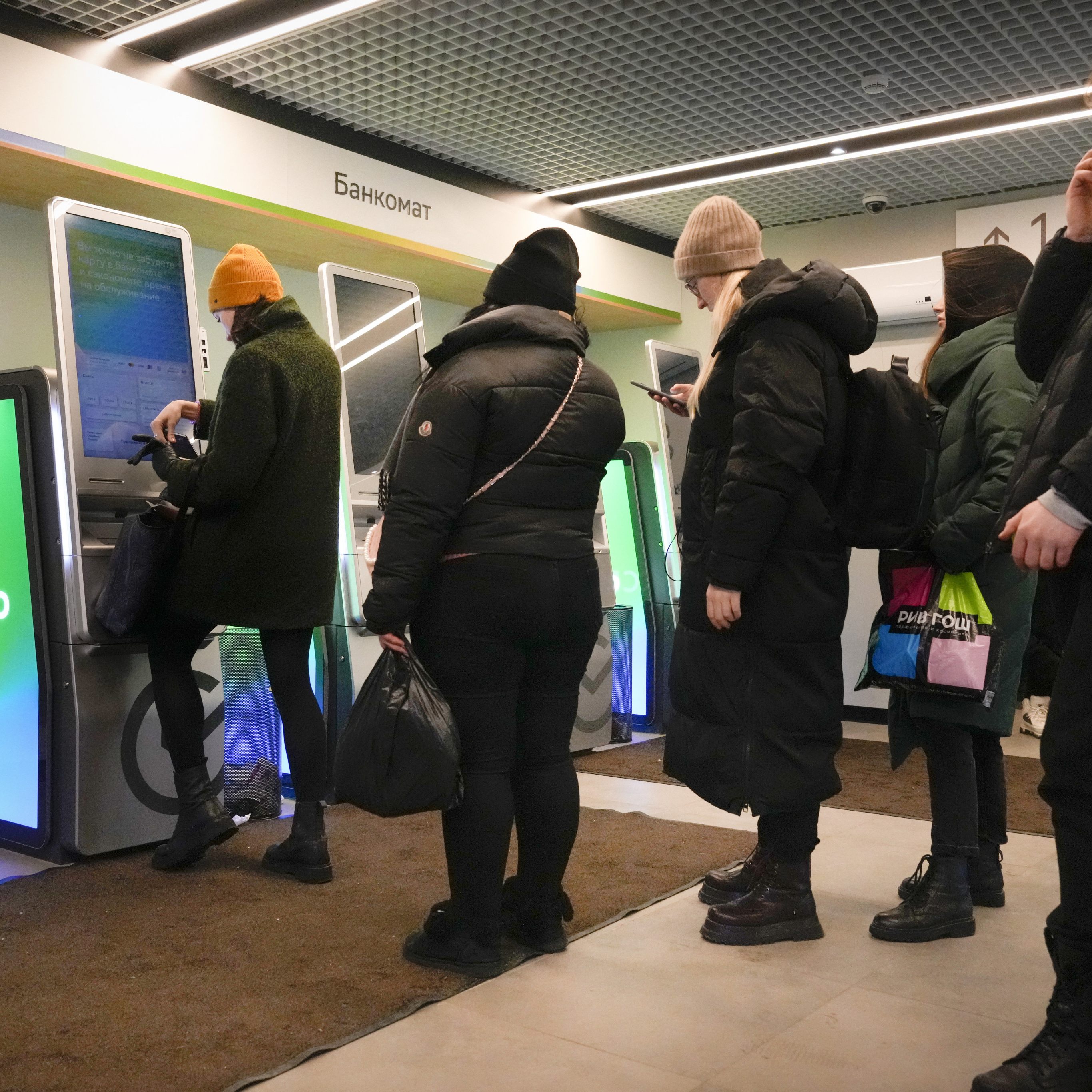 Rubel stürzt ab und veranlasst Zentralbank zu drastischen Maßnahmen.