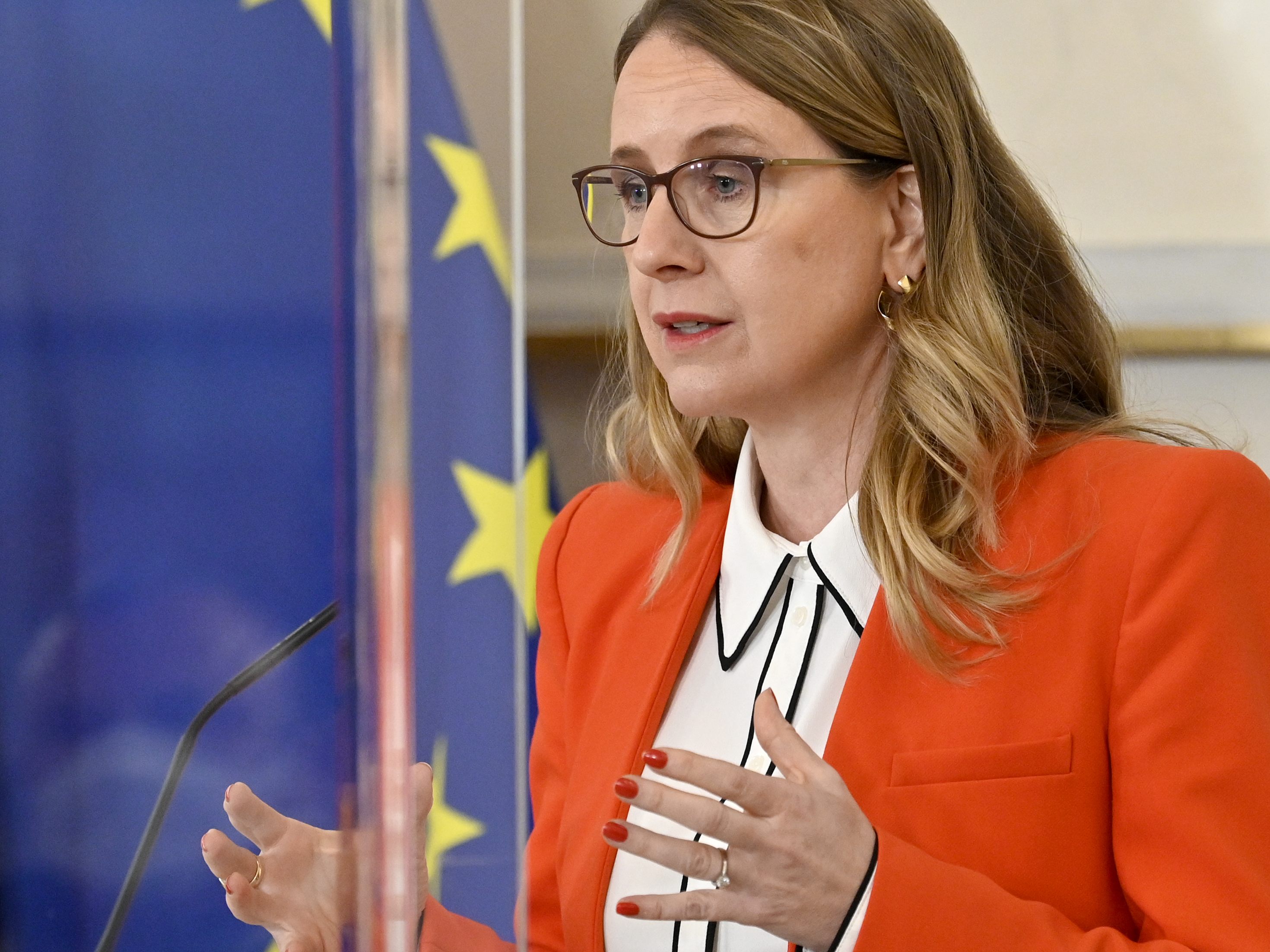 Wirtschaftsministerin Schramböck will ein Ende der Gratis-Coronatests. Wirtschaftsministerin Schramböck will ein Ende der Gratis-Coronatests.