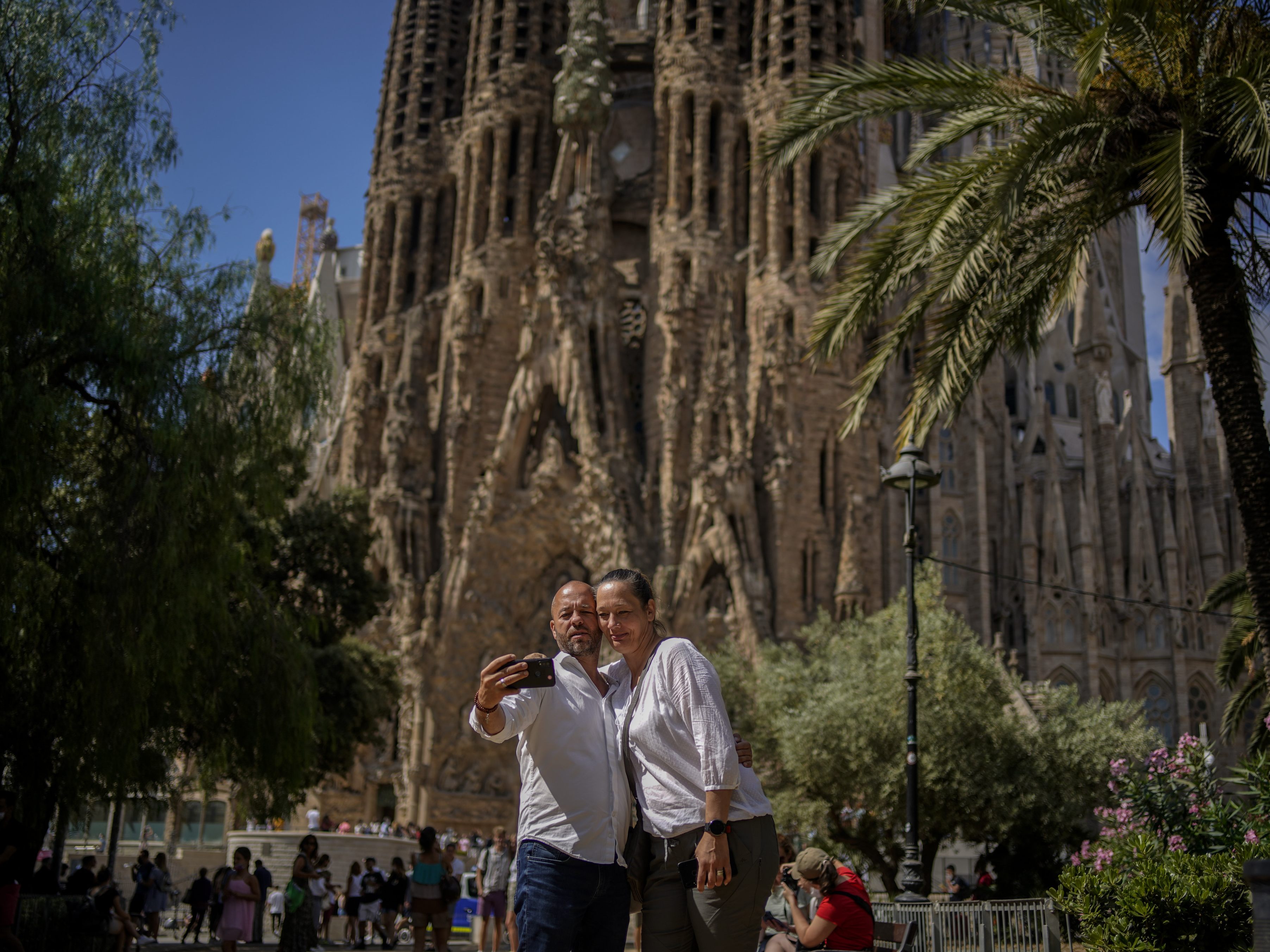 Ein guter Teil der spanischen Wirtschaft ist von Touristen abhängig. Ein guter Teil der spanischen Wirtschaft ist von Touristen abhängig.