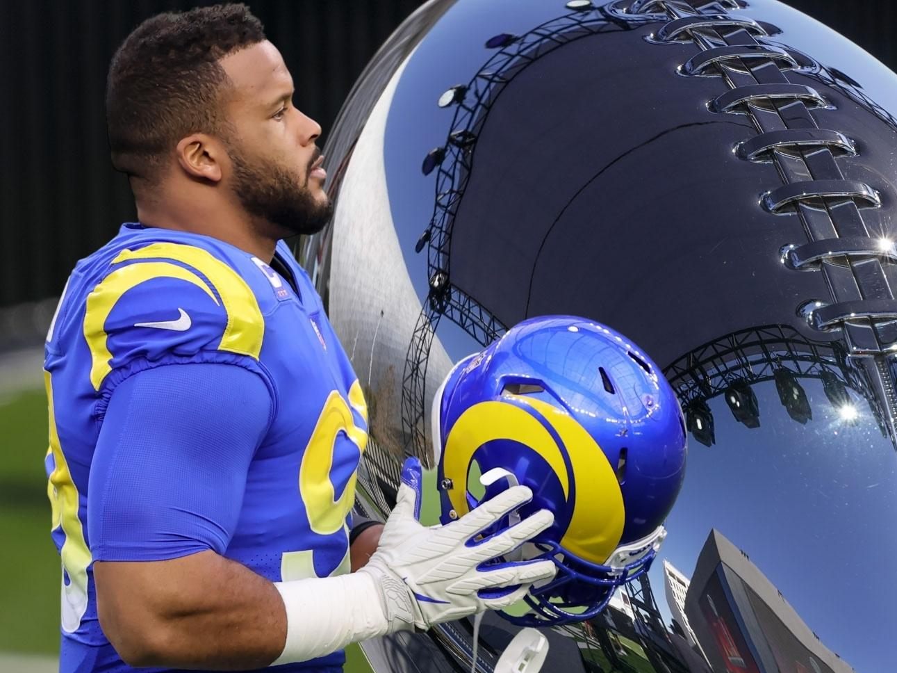 Rams-Star-Verteidiger Aaron Donald (l.) und Bengals-Quarterback Jow Burrow (r.) - zwei Schlüsselspieler im Super Bowl LVI. Rams-Star-Verteidiger Aaron Donald (l.) und Bengals-Quarterback Jow Burrow (r.) - zwei Schlüsselspieler im Super Bowl LVI.
