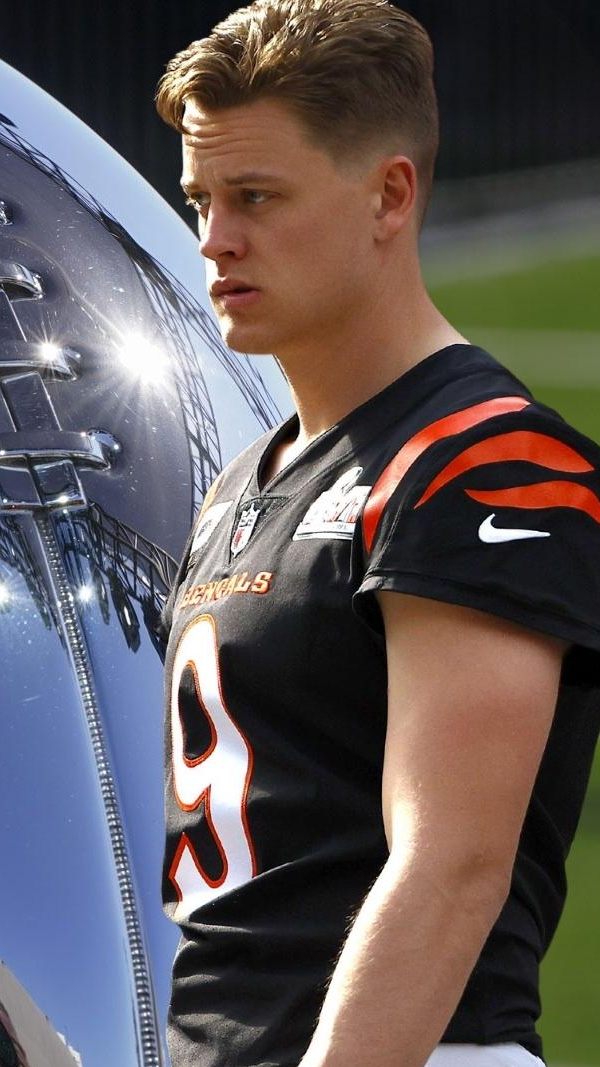 Rams-Star-Verteidiger Aaron Donald (l.) und Bengals-Quarterback Jow Burrow (r.) - zwei Schlüsselspieler im Super Bowl LVI.