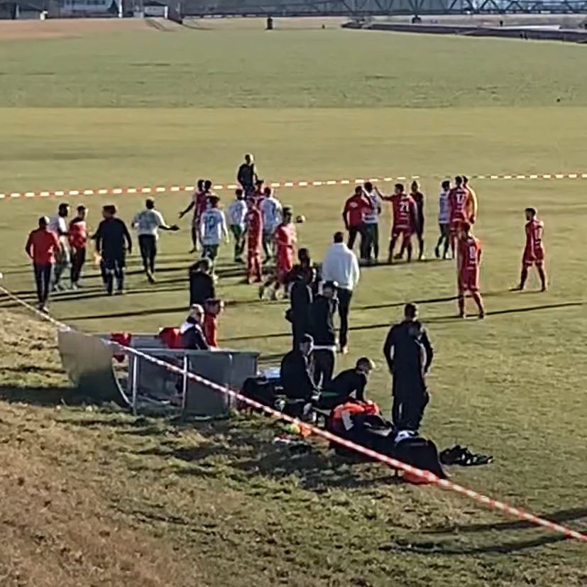 Kurze Aufregung inklusive Rudelbildung nach einem Foul im Testspiel Austria Lustenau gegen FC Dornbirn.