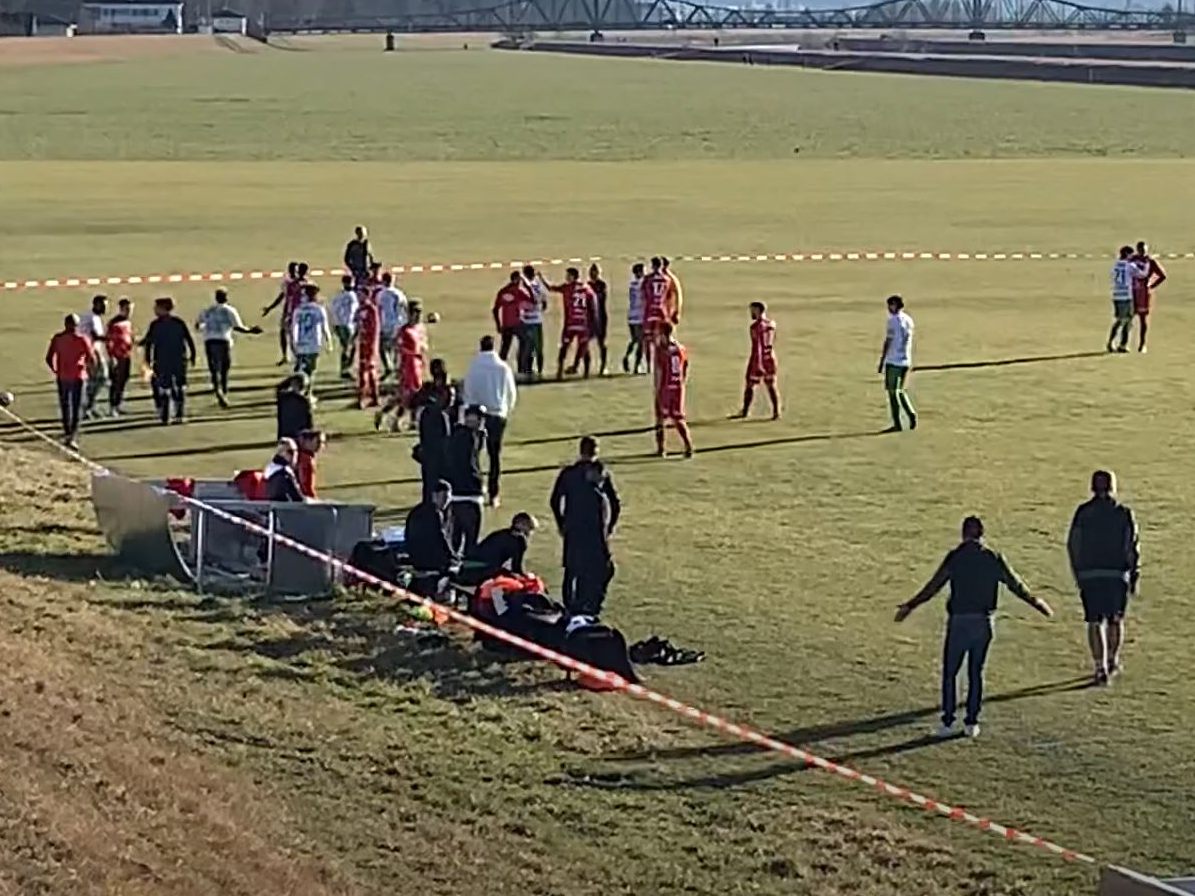 Kurze Aufregung inklusive Rudelbildung nach einem Foul im Testspiel Austria Lustenau gegen FC Dornbirn.