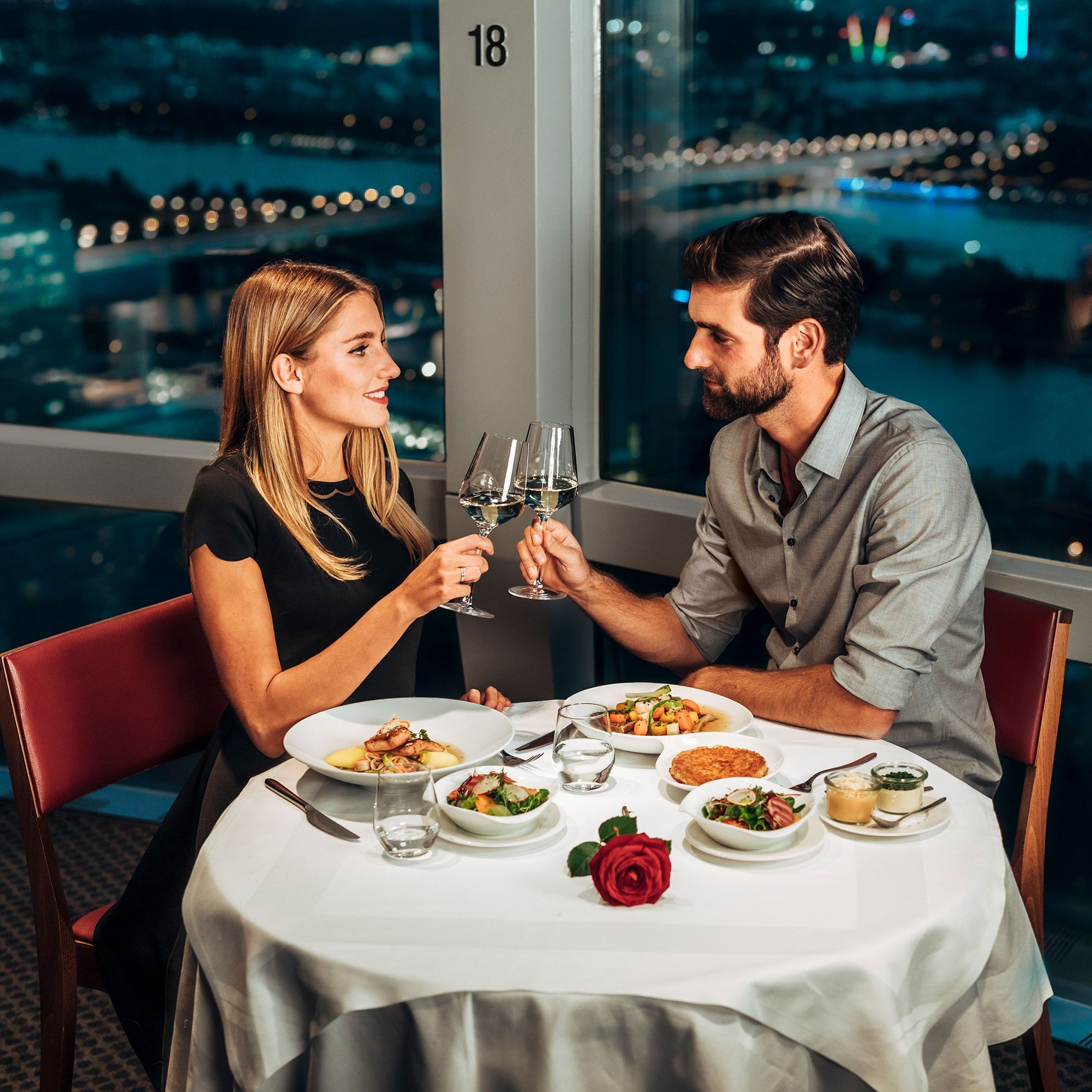 Am Valentinstag romantische Stunden im Wiener Donauturm genießen.