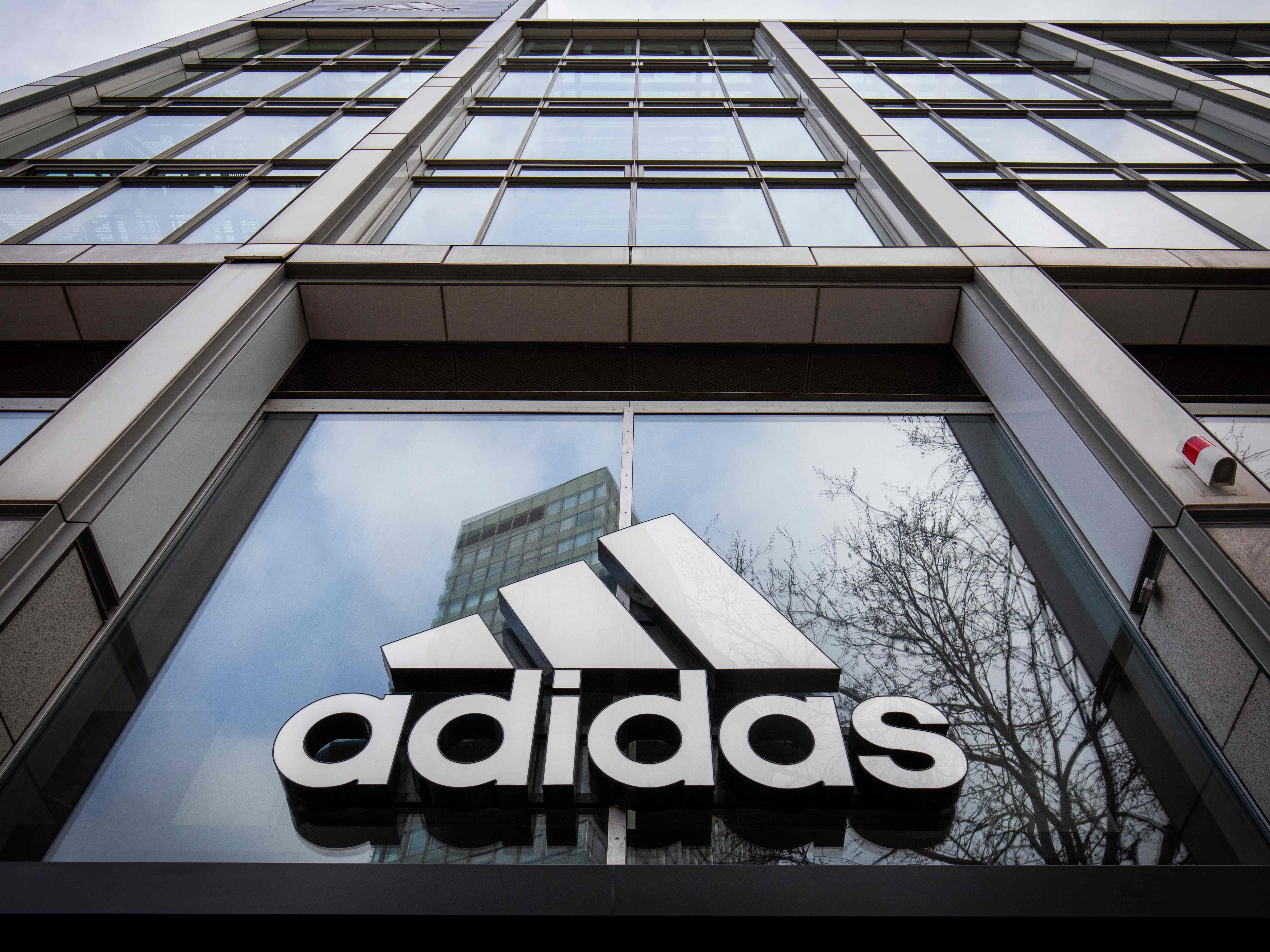 Sportartikel-Hersteller Adidas sorgt für Kontroverse. Sportartikel-Hersteller Adidas sorgt für Kontroverse.