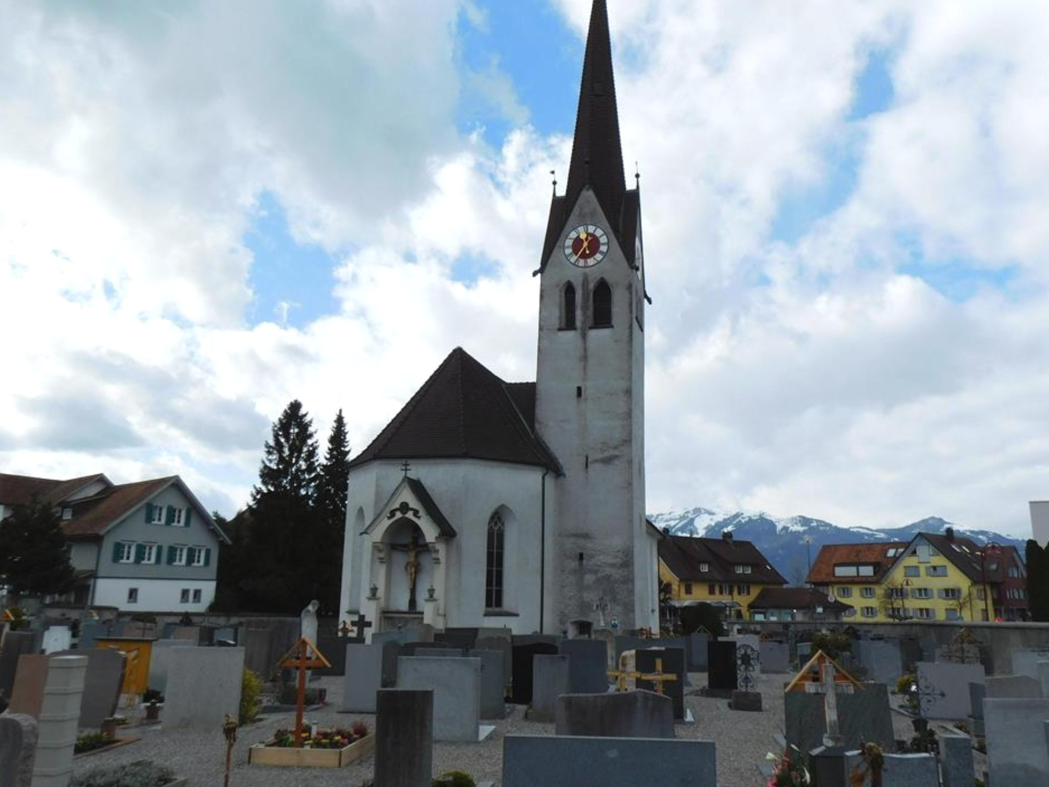 In diesem Jahr wird die Außenfassade, der Turm und die Fenster der Alten Kirche saniert In diesem Jahr wird die Außenfassade, der Turm und die Fenster der Alten Kirche saniert