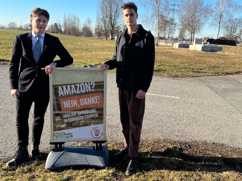 Elias Wehinger (Junge Generation SPÖ) und Constantin Eberle (Junge Grüne) haben eine Online-Initiative gegen das Verteilzentrum von Amazon in Dornbirn ins Leben gerufen.
