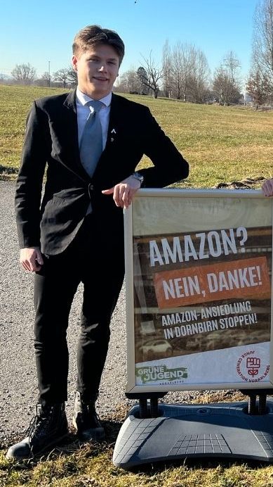 Elias Wehinger (Junge Generation SPÖ) und Constantin Eberle (Junge Grüne) haben eine Online-Initiative gegen das Verteilzentrum von Amazon in Dornbirn ins Leben gerufen.